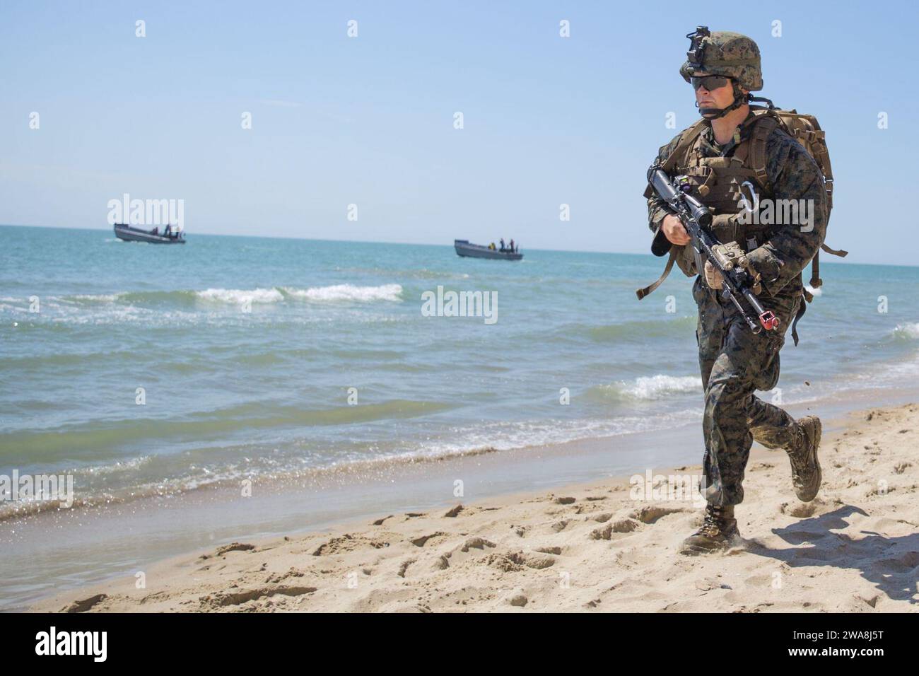 US-Streitkräfte. 170719QX735-019 MYKOLAYIVKA, Ukraine (19. Juli 2017) – Ein US-Marine mit 3. Bataillon, 23. Marine-Regiment, bewegt sich während eines Strandangriffs mit einem türkischen Higgins-Landungsboot vom türkischen Schiff TCG Karamurselbey (NL-124) am 19. Juli in Mykolaivka, Ukraine, während der Übung Sea Breeze 2017. Sea Breeze ist eine von den USA und der Ukraine gemeinsam veranstaltete multinationale maritime Übung, die im Schwarzen Meer stattfindet und die Interoperabilität der teilnehmenden Nationen verbessert und die Sicherheit im Seeverkehr in der Region erhöht. (Foto des U.S. Marine Corps von Staff Sgt. Marcin Platek/ Stockfoto