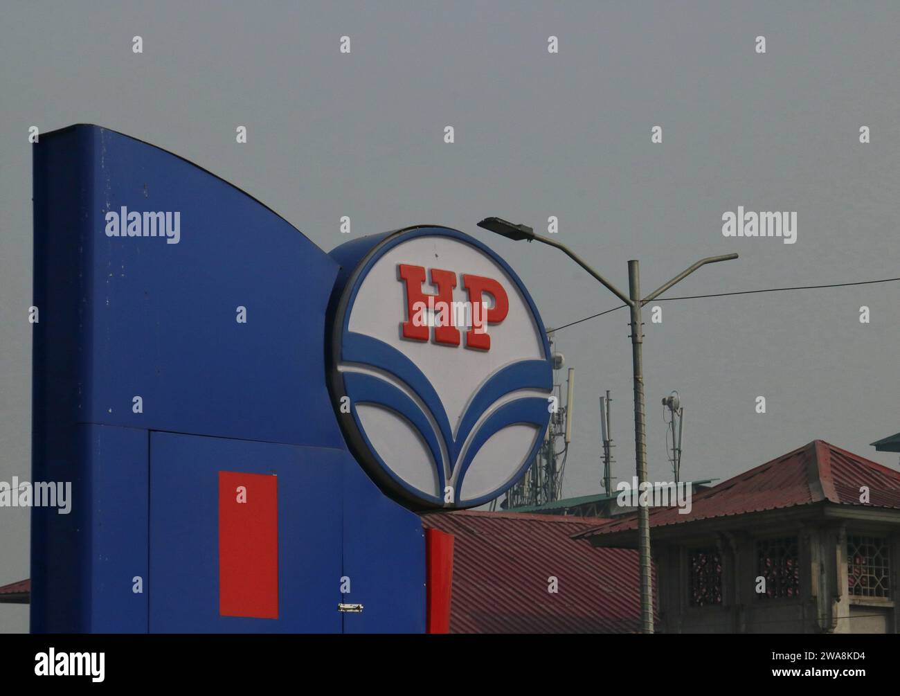 2. Januar 2024, Srinagar Kashmir, Indien: Das Logo von Hindustan Petroleum (HP) ist an einer Tankstelle in Srinagar zu sehen. Massive Anstürze an Tankstellen in der ganzen Stadt Srinagar während landesweiter Streiks von Transporteuren gegen das Gesetz der Bharatiya Nyay Sanhita (BNS), das indische Strafgesetzbuch aus der Kolonialzeit ersetzt. Fahrer, die durch fahrlässiges Fahren einen schweren Verkehrsunfall verursachen und weglaufen, ohne die Polizei oder einen Beamten der Verwaltung zu informieren, können mit einer Strafe von bis zu 10 Jahren oder einer Geldstrafe von 7 Rupien bestraft werden. Am 2. Januar 2024 In Srinagar Kaschmir, Indien. (Foto: Firdous N Stockfoto