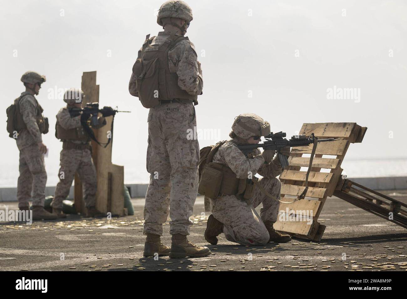 US-Streitkräfte. 170823OC926-165 MITTELMEER (23. August 2017) CPL. Caley H. keister, dem Kampflogistikbataillon 24 zugeteilt, greift ihr Ziel während eines Trainings mit einem M4-Karabiner an, das darauf ausgelegt ist, die Fähigkeiten von Langstreckenwaffen und Kurzstreckenwaffen an Bord des Amphibientransportschiffs USS Mesa Verde (LPD 19) der San Antonio zu verbessern; August 2017. Die 24th Marine Expeditionary Unit ist im Einsatz mit der Bataan Amphibious Ready Group, um die Maßnahmen zur Gefahrenabwehr im Seeverkehr und die Zusammenarbeit im Bereich der Theatersicherheit im Einsatzgebiet der 6. US-Flotte zu unterstützen. (US-Marin Stockfoto