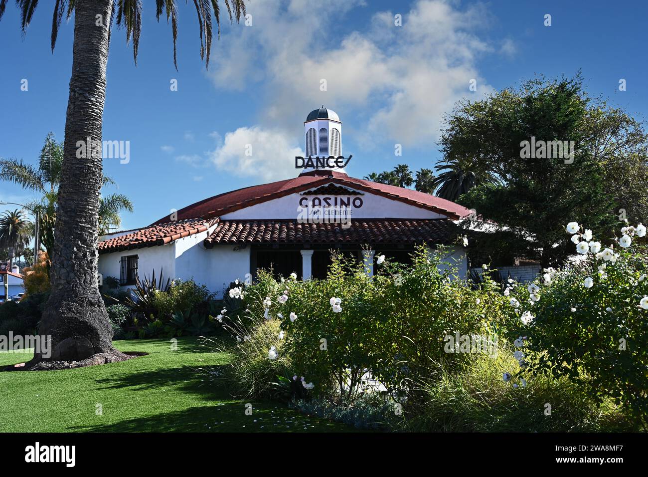 SAN CLEMENTE, KALIFORNIEN - 1. JAN 2024: Das San Clemente Casino ist ein historisches Wahrzeichen mit Blick auf den Ozean und bietet Hochzeiten, private Veranstaltungen und Konzerte. Stockfoto