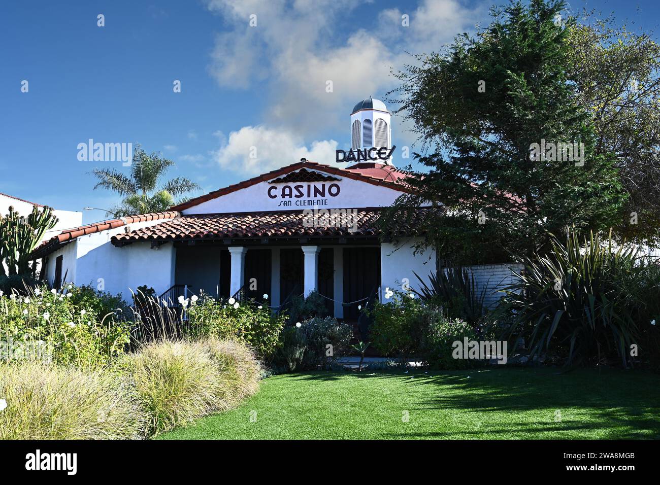 SAN CLEMENTE, KALIFORNIEN - 1. JAN 2024: Das San Clemente Casino ist ein historisches Wahrzeichen mit Blick auf den Ozean und bietet Hochzeiten, private Veranstaltungen und Konzerte. Stockfoto