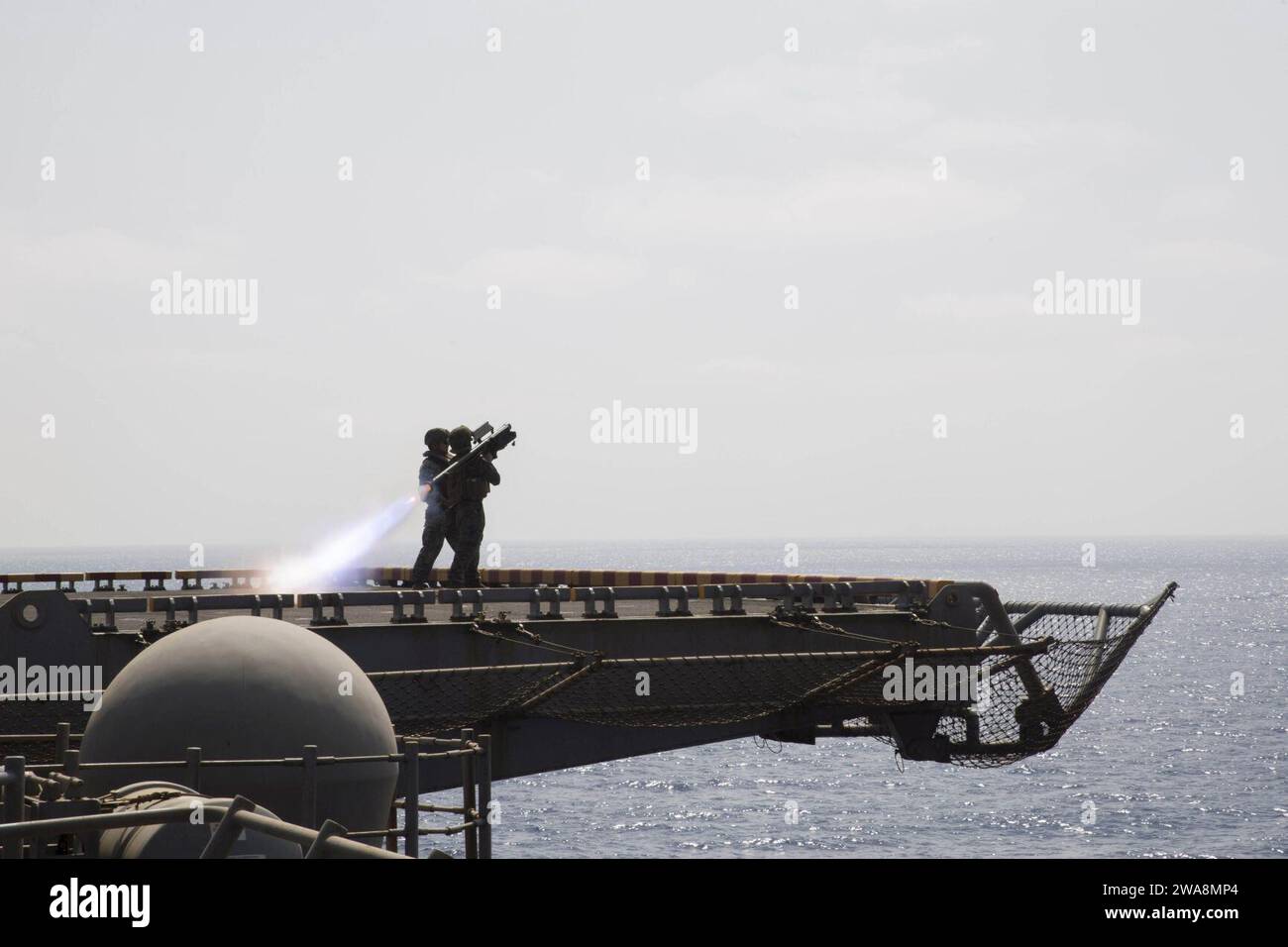 US-Streitkräfte. MITTELMEER (4. September 2017) Marines der Low Altitude Air Defense, Marine Medium Tiltrotor Squadron (VMM) 365 (VERSTÄRKT) feuern eine Stachelrakete vom Flugdeck des amphibischen Angriffsschiffs USS Bataan (LHD 5) während einer Übung zum Schießen von Raketen mit Live-Feuer ab 2017. Die 24th Marine Expeditionary Unit führt regelmäßig Schulungen durch, um die Bereitschaft zu wahren. Bataan wird mit der Bataan Amphibious Ready Group und der 24th Marine Expeditionary Unit eingesetzt, um die Seeverkehrsmaßnahmen und die Zusammenarbeit im Bereich der Theatersicherheit in der 6. US-Flotte zu unterstützen Stockfoto