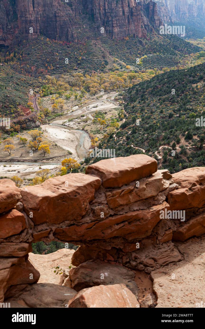 Blick auf den Zion Canyon mit Blick auf den Virgin River, vom Wanderweg aus gesehen, mit einer kleinen Mauer und einem Entwässerungsloch im Zion National Park, Utah. Stockfoto