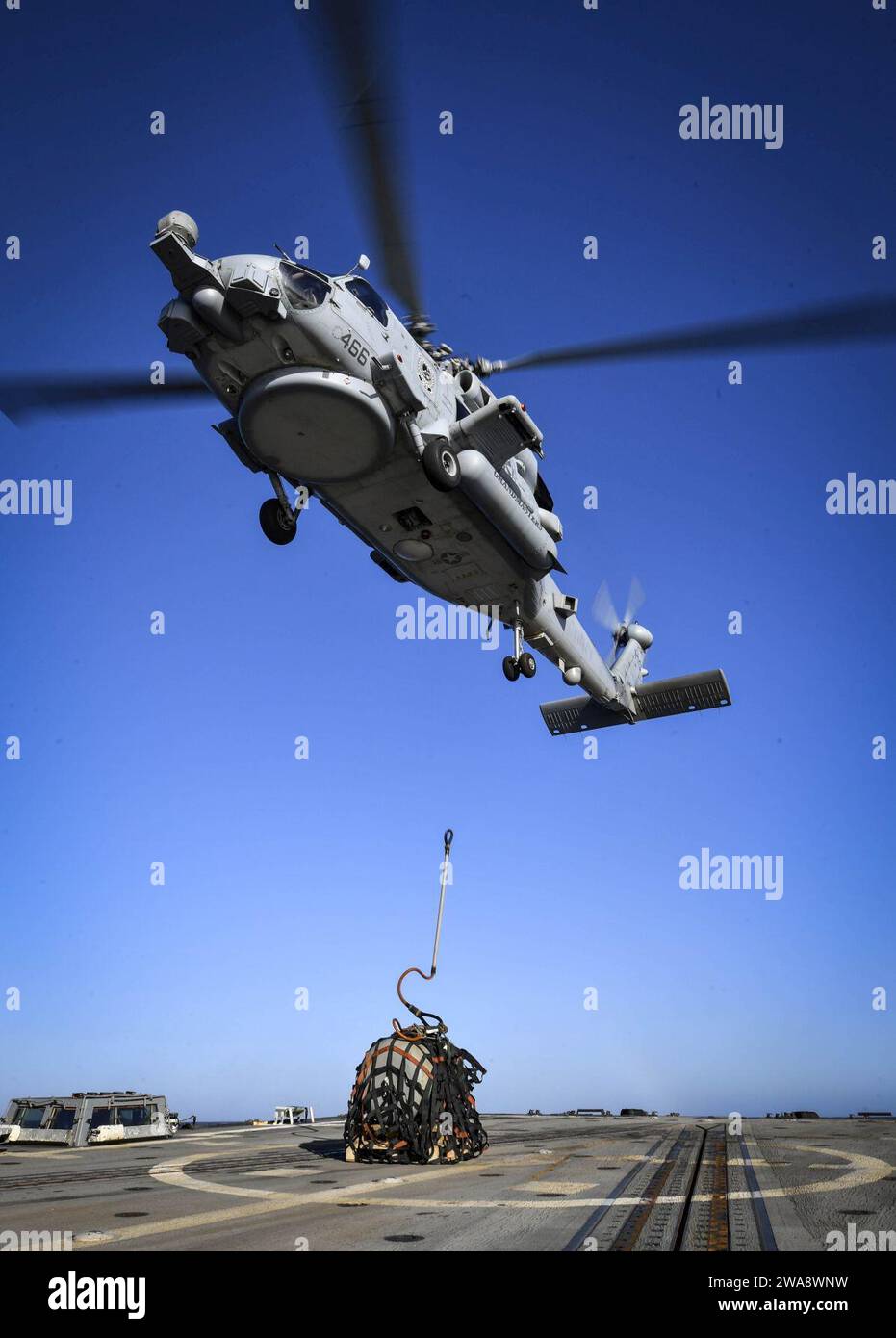 US-Streitkräfte. 171025UY653-624 ATLANTISCHER OZEAN (25. Oktober 2017) ein MH-60R Sea Hawk Helikopter, der an die Großmasters der Helicopter Maritime Strike Squadron (HSM) 46 angeschlossen ist, liefert Fracht an das Cockpit des Arleigh Burke-Klasse-Raketenzerstörers USS Oscar Austin (DDG 79) vom 25. Oktober 2017. Oscar Austin ist auf einem Routineeinsatz, der die nationalen Sicherheitsinteressen der USA in Europa unterstützt und die Zusammenarbeit im Bereich der Theatersicherheit und die Präsenz der Seefahrt im Einsatzgebiet der 6. US-Flotte verstärkt. (US Navy Foto von Mass Communication Specialist 2nd Class Ryan Utah Kledzik/Released Stockfoto