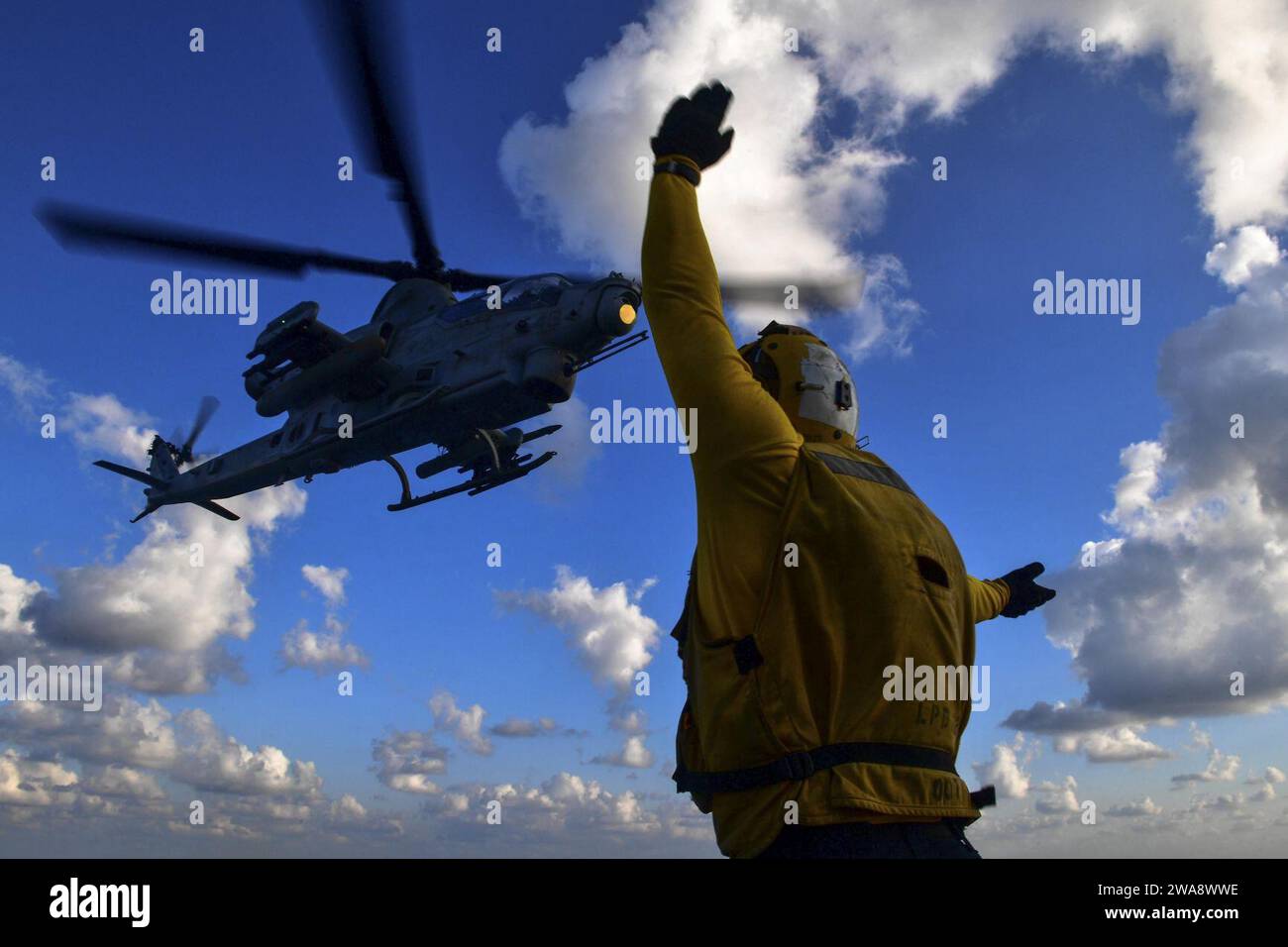 US-Streitkräfte. 171027BK384-126 MITTELMEER (27. Oktober 2017) Aviation Support Equipment Technician 3rd Class Angus Moss aus Columbus (Indiana) lenkt einen AH-1Z Viper-Angriffshubschrauber, der an der Marine Medium Tiltrotor Squadron (VMM) 161 (verstärkt) angebracht ist, auf dem Flugdeck des Amphibientransportschiffes USS San Diego (LPD 22) der San Antonio-Klasse Oktober 2017. San Diego wird zusammen mit der America Amphibious Ready Group und der 15th Marine Expeditionary Unit eingesetzt, um die Zusammenarbeit im Bereich der maritimen Sicherheit und der Theatersicherheit bei den Bemühungen im Einsatzgebiet der 6. US-Flotte zu unterstützen. (USA Stockfoto