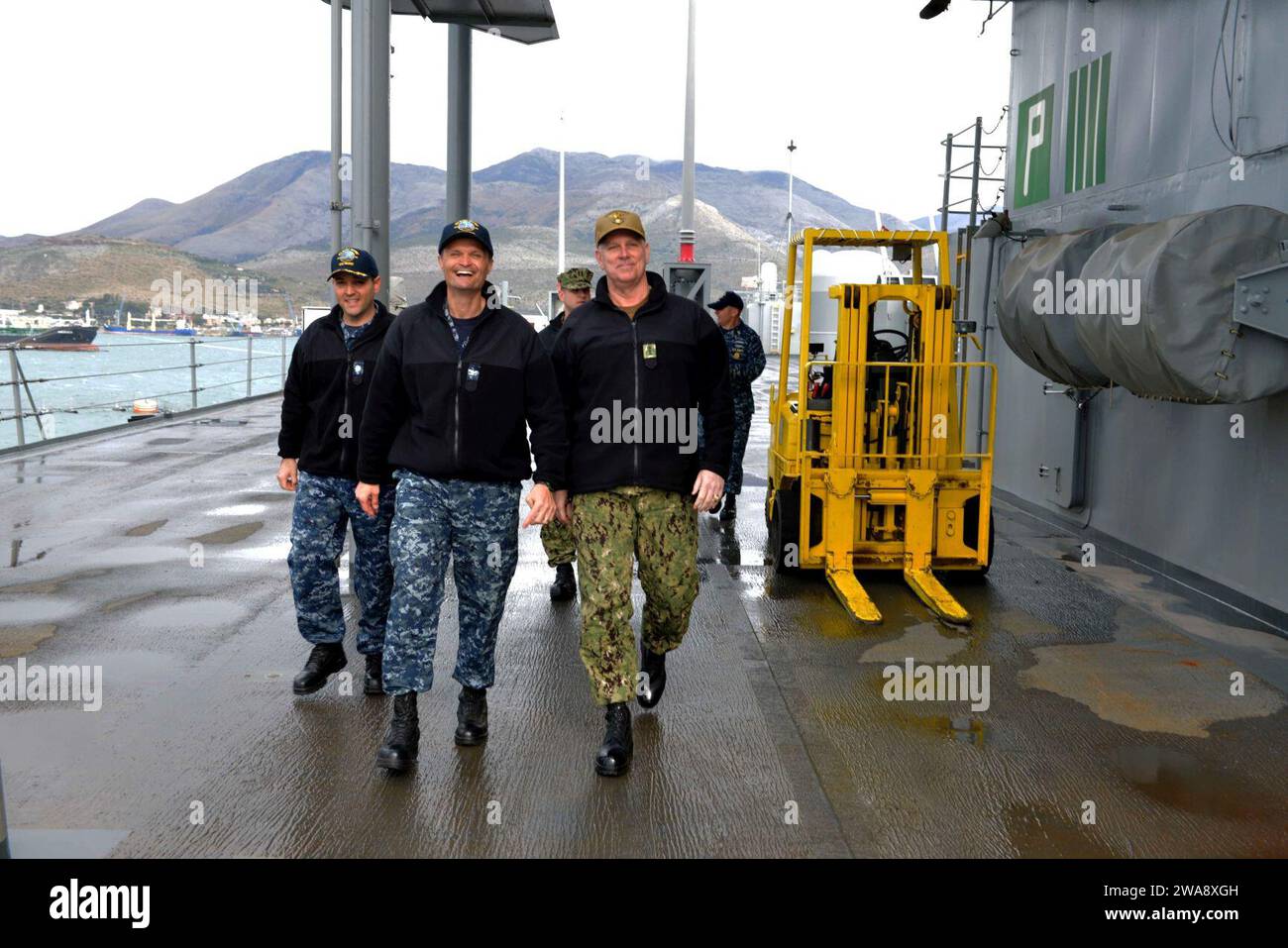 US-Streitkräfte. 171107GL340-006 GAETA, Italien (7. November 2017) Kapitän Kavon Hakimzadeh, Befehlshaber des Amphibienkommandos USS Mount Whitney (LCC 20), gibt Vize-ADM Christopher Grady, Kommandeur der 6. US-Flotte, eine Tour durch das Schiff am 7. November 2017. Mount Whitney, der nach Gaeta (Italien) eingesetzt wurde, operiert mit einer kombinierten Besatzung von Seeleuten der US Navy und Sealift Command-Zivilschiffen. (Foto der US Navy von Mass Communication Specialist 2nd Class Michael Feddersen/veröffentlicht) Stockfoto