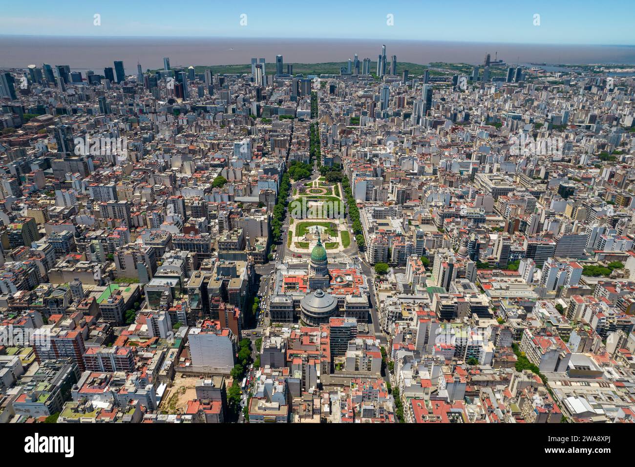 Wunderschöner Blick aus der Luft auf die argentinische Flagge, den Palast des argentinischen Nationalkongresses, in der Stadt Buenos Aires, Argentinien Stockfoto