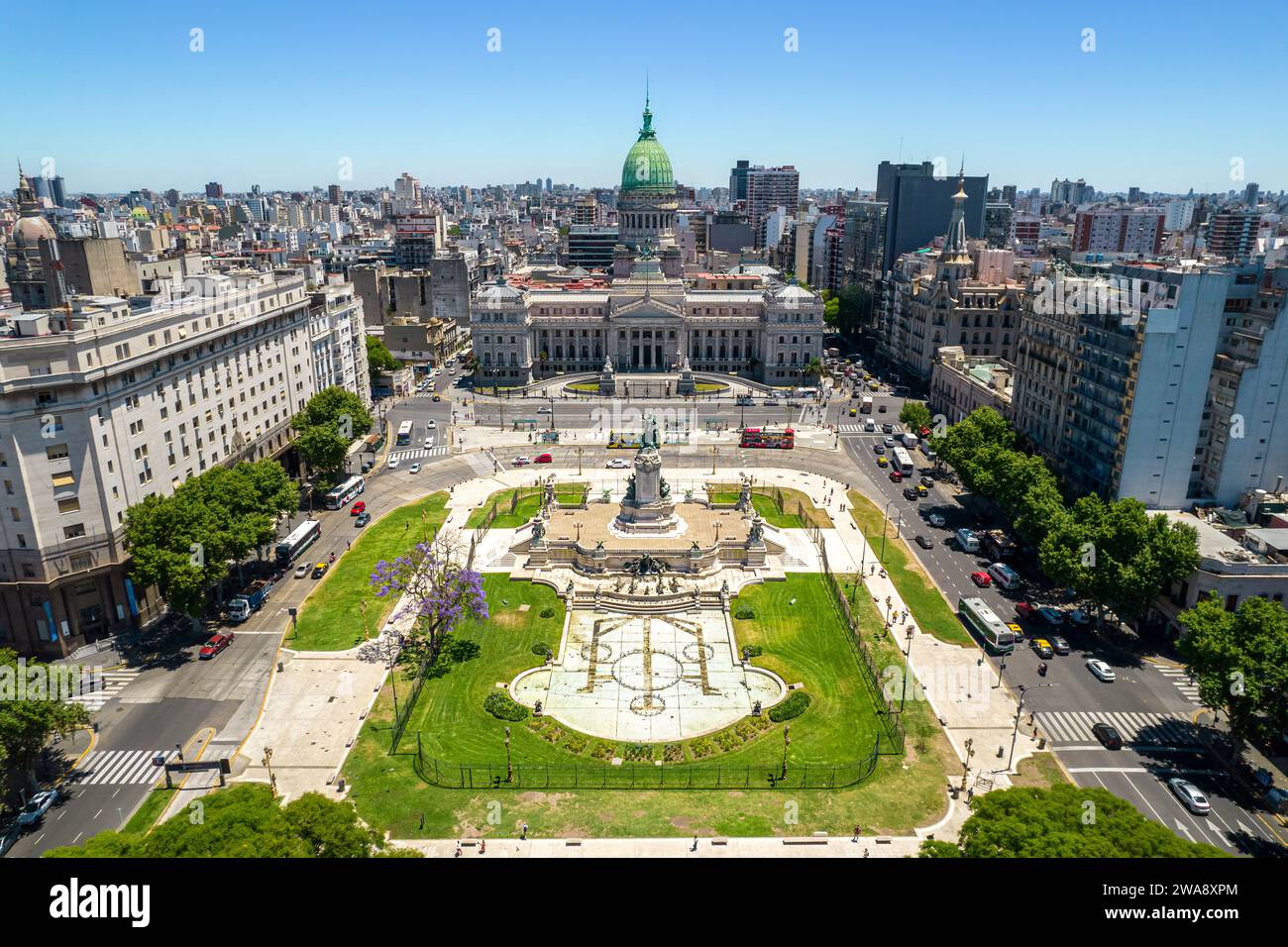 Wunderschöner Blick aus der Luft auf die argentinische Flagge, den Palast des argentinischen Nationalkongresses, in der Stadt Buenos Aires, Argentinien Stockfoto