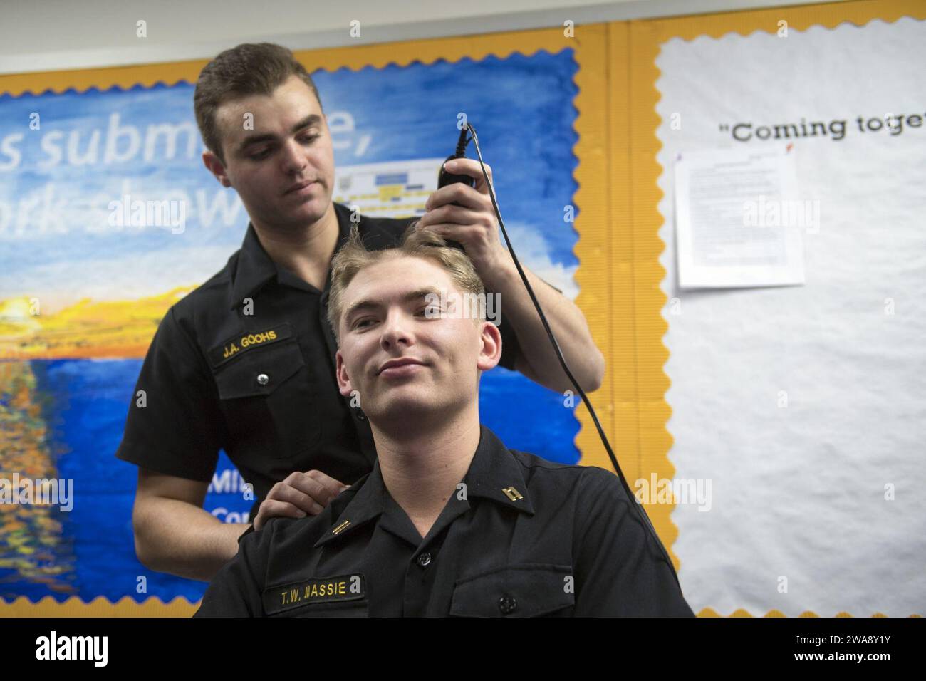 US-Streitkräfte. 171116DY073-0390 ANNAPOLIS, Md. (16. November 2017) Midshipman 1st Class Tucker Massie wird während einer Zeremonie in Bancroft Hall den Kopf rasiert. Bei dieser jährlichen Veranstaltung erfahren die Mittler, welcher Kriegsgemeinschaft sie nach dem Abschluss im Mai beitreten werden. (Foto der US Navy von Mass Communication Specialist 2nd Class Brianna Jones/veröffentlicht) Stockfoto