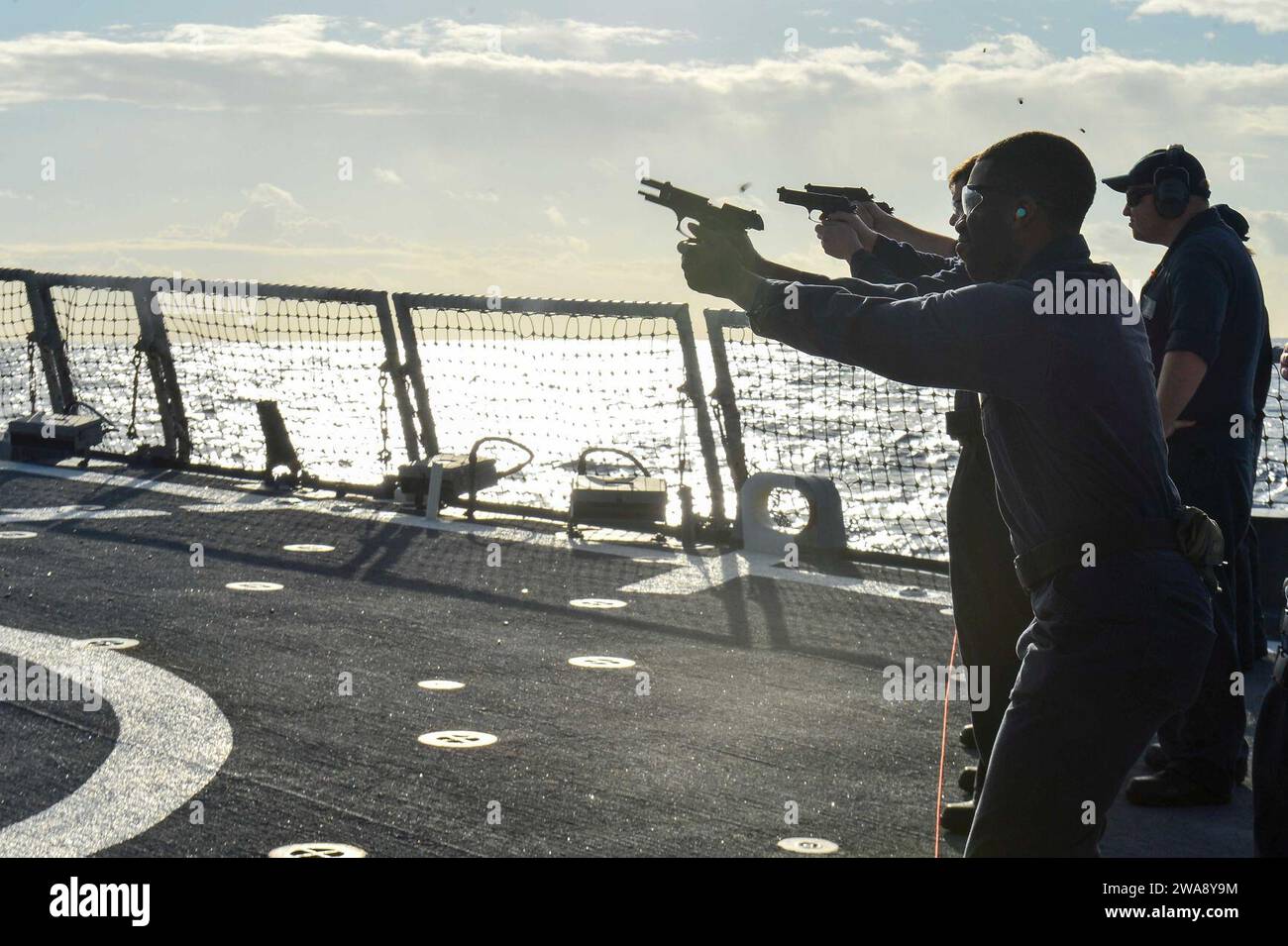 US-Streitkräfte. 171128QR145-017 MITTELMEER (28. November 2017) der Geheimdienstchef Patrick Ingram feuert während des Trainings mit Handfeuerwaffen eine M9-Pistole an Bord des Lenkraketenzerstörers USS Porter (DDG 78) 2017 der Arleigh-Burke-Klasse ab. Porter, der nach Rota, Spanien, stationiert ist, befindet sich auf seiner vierten Patrouille im Gebiet der 6. US-Flotte, um regionale Verbündete und Partner sowie nationale Sicherheitsinteressen der USA in Europa zu unterstützen. (Foto der U.S. Navy von Mass Communication Specialist 3rd Class Krystina Coffey/ veröffentlicht) Stockfoto