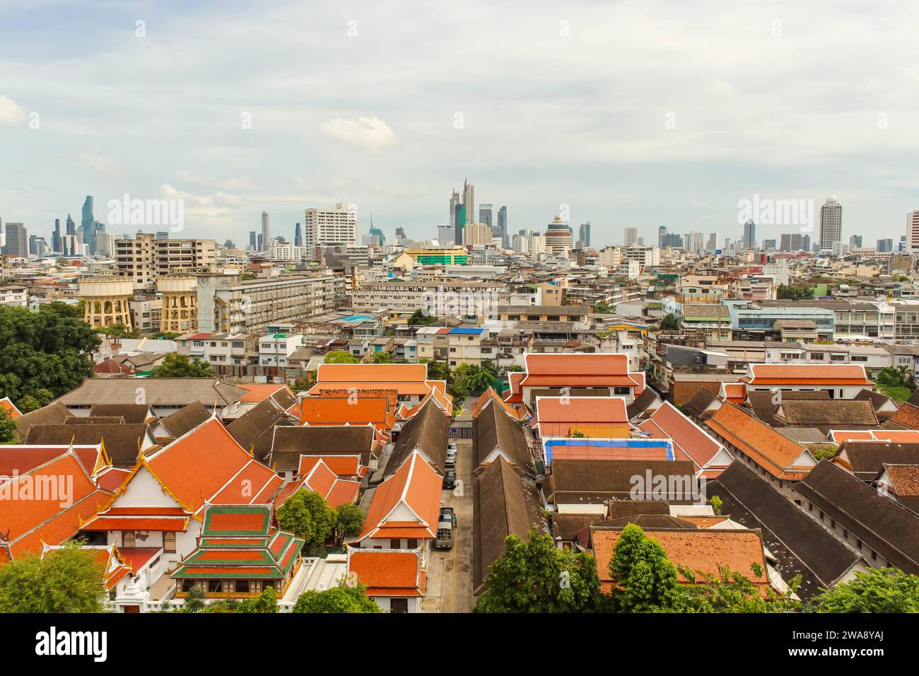 Blick von der Spitze des Golden Mount, Bangkok mit Blick auf die Mönchskloster, die hundert Jahre alt sind im Saket Tempel. Stockfoto