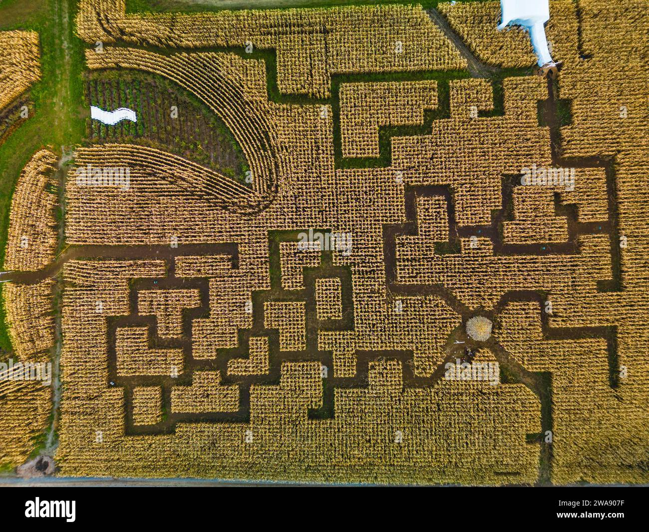 Quebec, Kanada - 29. Oktober 2023: Panorama-Aeriel-Foto des Maislabyrinths in quebec im Herbst Stockfoto