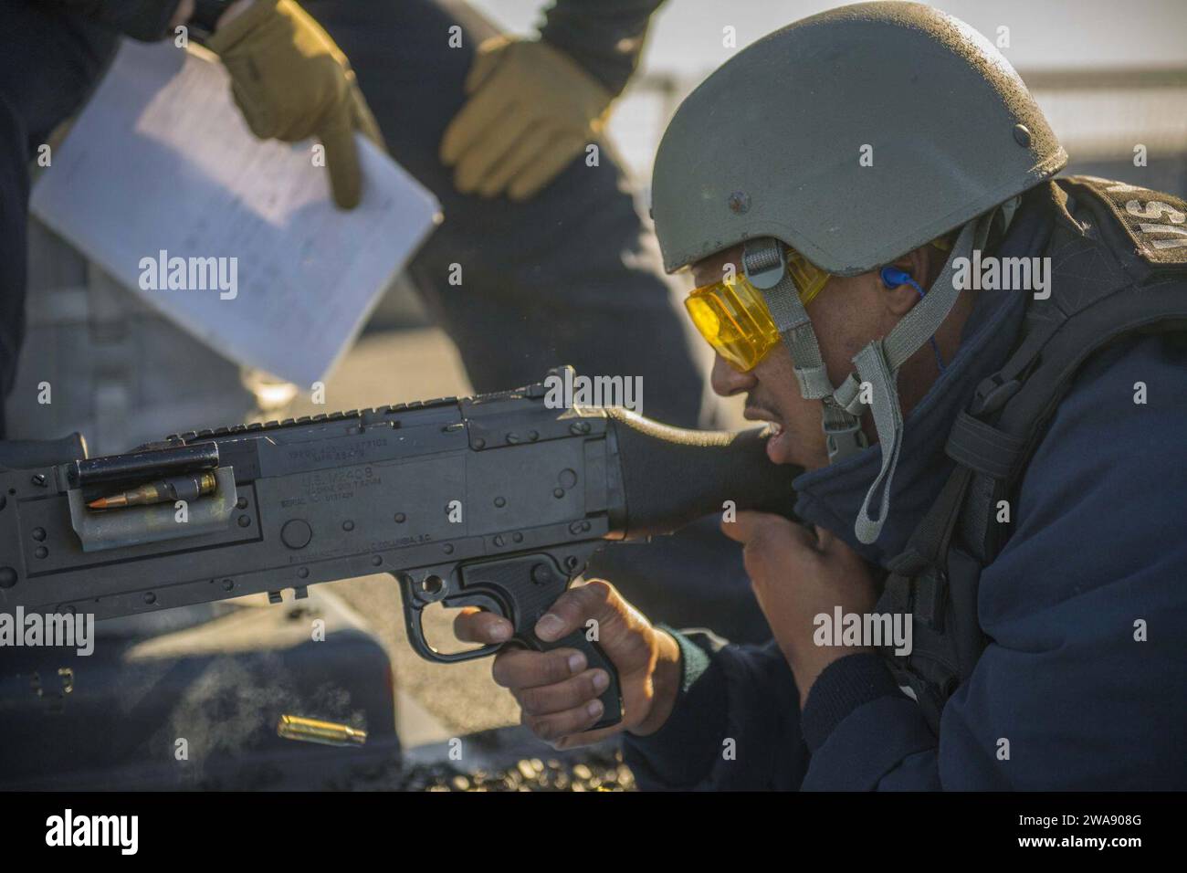 US-Streitkräfte. 180119KA046-0909 MEER VON KRETA (19. Januar 2018) - Boatswain's Mate 2nd Class Christopher Hampton feuert während eines Live-Feuerschussqualifikations ein M240 Maschinengewehr an Bord des Arleigh Burke-Klasse-Raketenzerstörers USS Carney (DDG 64), während er am 19. Januar 2018 im Meer von Kreta unterwegs ist. Carney, nach Rota, Spanien, stationiert, befindet sich auf seiner vierten Patrouille im Gebiet der 6. US-Flotte, um regionale Verbündete und Partner sowie nationale Sicherheitsinteressen der USA in Europa zu unterstützen. (Foto der US Navy von Mass Communication Specialist 2nd Class James R. Turner/veröffentlicht) Stockfoto
