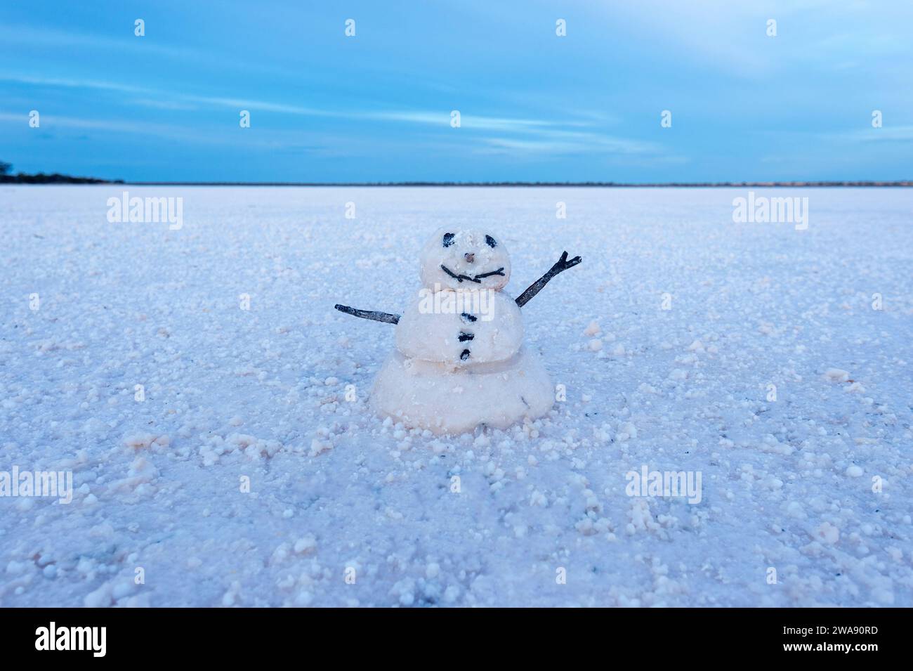 Ein Schneemann aus Salz auf dem abgelegenen Koorkoordiniine Salt Lake, Southern Cross, Western Australia, WA, Australien Stockfoto