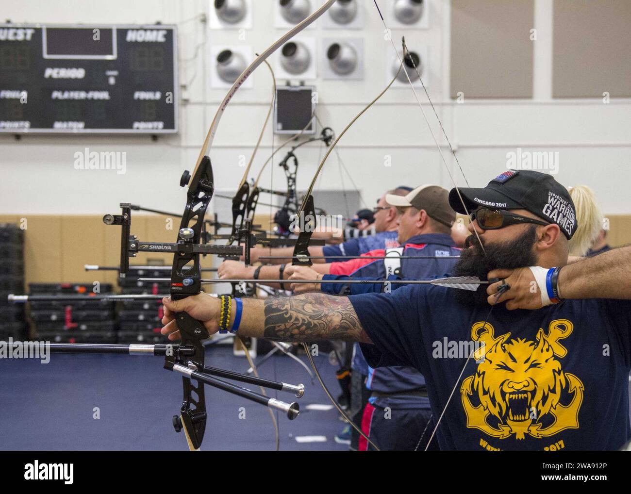 US-Streitkräfte. 180222NY430-598 JACKSONVILLE, Florida (22. Februar 2018) Teilnehmer der Navy Team Trials 2018 bereiten sich darauf vor, Pfeile auf Ziele im Naval Station (NAVSTA) Mayport Fitness Center abzufeuern. Navy Wounded Warrior-Safe Harbor und NAVSTA Mayport veranstalten die Trials, bei denen sich Athleten in acht adaptiven Sportarten qualifizieren: Bogenschießen, Leichtathletik, Radfahren, Rollstuhlbasketball, Schießen, sitzen Sie Volleyball und schwimmen Sie. Die leistungsstärksten Athleten werden bei den Warrior Games des Verteidigungsministeriums 2018 40 Wettkampfplätze und fünf alternative Plätze für das Team Navy belegen. (Foto US Navy Stockfoto