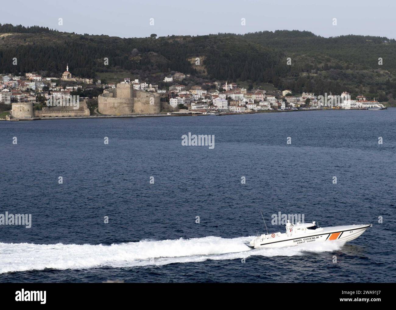 US-Streitkräfte. 180307PC620-0079 DARDANELLES STRAIT (7. März 2018) Ein Schiff der türkischen Küstenwache eskortiert das Docklandeschiff der Harpers Ferry-Klasse USS Oak Hill (LSD 51), während das Schiff am 7. März 2018 die Dardanelles Strait durchquert. Oak Hill, das in Virginia Beach, Virginia, stationiert ist, führt Marineoperationen im Einsatzgebiet der 6. US-Flotte durch. (Foto der US Navy von Mass Communication Specialist 3rd Class Michael H. Lehman/veröffentlicht) Stockfoto