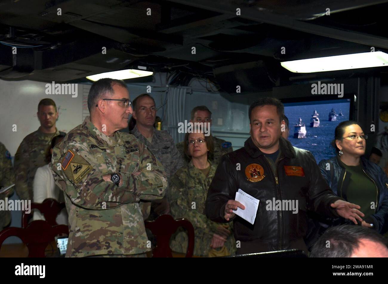 US-Streitkräfte. 180310QR145-050 HAIFA, Israel (10. März 2018) Commander. Dave Matsumoto, rechts, schickt General Curtis Scaparotti, Befehlshaber des US European Command, im gemeinsamen Operationszentrum des Kommandoschiffs der Blue Ridge-Klasse USS Mount Whitney (LCC 20) während seines Aufenthalts in Haifa, Israel, zu einem geplanten Hafenbesuch zur Unterstützung der Übung Juniper Cobra 2018 (JC18) am 10. März. JC 18 ist eine computergestützte Übung, die durch Computersimulationen durchgeführt wird und sich auf die Verbesserung der kombinierten Raketenabwehrfähigkeiten und der Interoperabilität zwischen dem US-amerikanischen European Command und Israel Defense Fo konzentriert Stockfoto