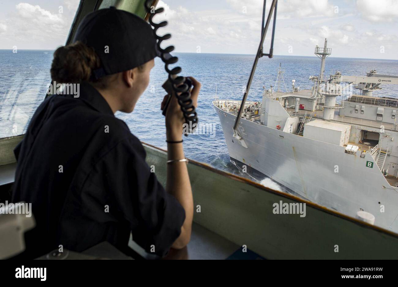 US-Streitkräfte. 180310ZK016-0009 MITTELMEER (10. März 2018) Fähnrich Briana Eaton gibt Kurs- und Geschwindigkeitsbefehle, während er als Offizier auf der Brücke des Amphibienangriffsschiffs USS Iwo Jima (LHD 7) der Wasp-Klasse während einer Auffüllung auf See mit dem Trockenfracht- und Munitionsschiff USNS William McLean (T-AKE 12) dient, März 2018. Iwo Jima, Homeportiert in Mayport, Florida, nimmt an Juniper Cobra 2018 (JC18) Teil und führt Marineoperationen im Einsatzgebiet der 6. US-Flotte durch. JC18 ist eine computergestützte Übung, die durch Computersimulationen durchgeführt wird Stockfoto