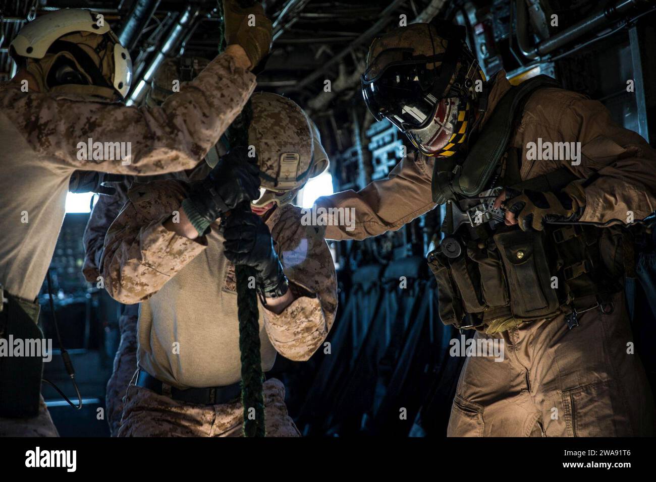 US-Streitkräfte. HAIFA (12. März 2018) US-Marines, die dem Tactical Recovery of Aircraft Personals (TRAP) Team, 26th Marine Expeditionary Unit (MEU), zugewiesen sind, führen Live-Schnellseiltraining durch, Haifa, Israel, 12. März 2018. Iwo Jima und die 26. MEU führen Marineoperationen im Einsatzgebiet der 6. US-Flotte durch. (U.S. Marine Corps Foto von Lance CPL. Tojyea G. Matally/veröffentlicht) Stockfoto