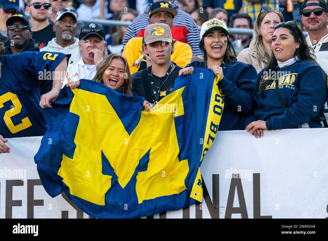 Die Fans der Michigan Wolverines jubeln während des Rose Bowl gegen den Alabama Crimson Tide am Montag, 1. Januar 2024 in Pasadena, CA. Michigan Beat Alabama 27-20 (Marcus Wilkins/Image of Sport) Stockfoto