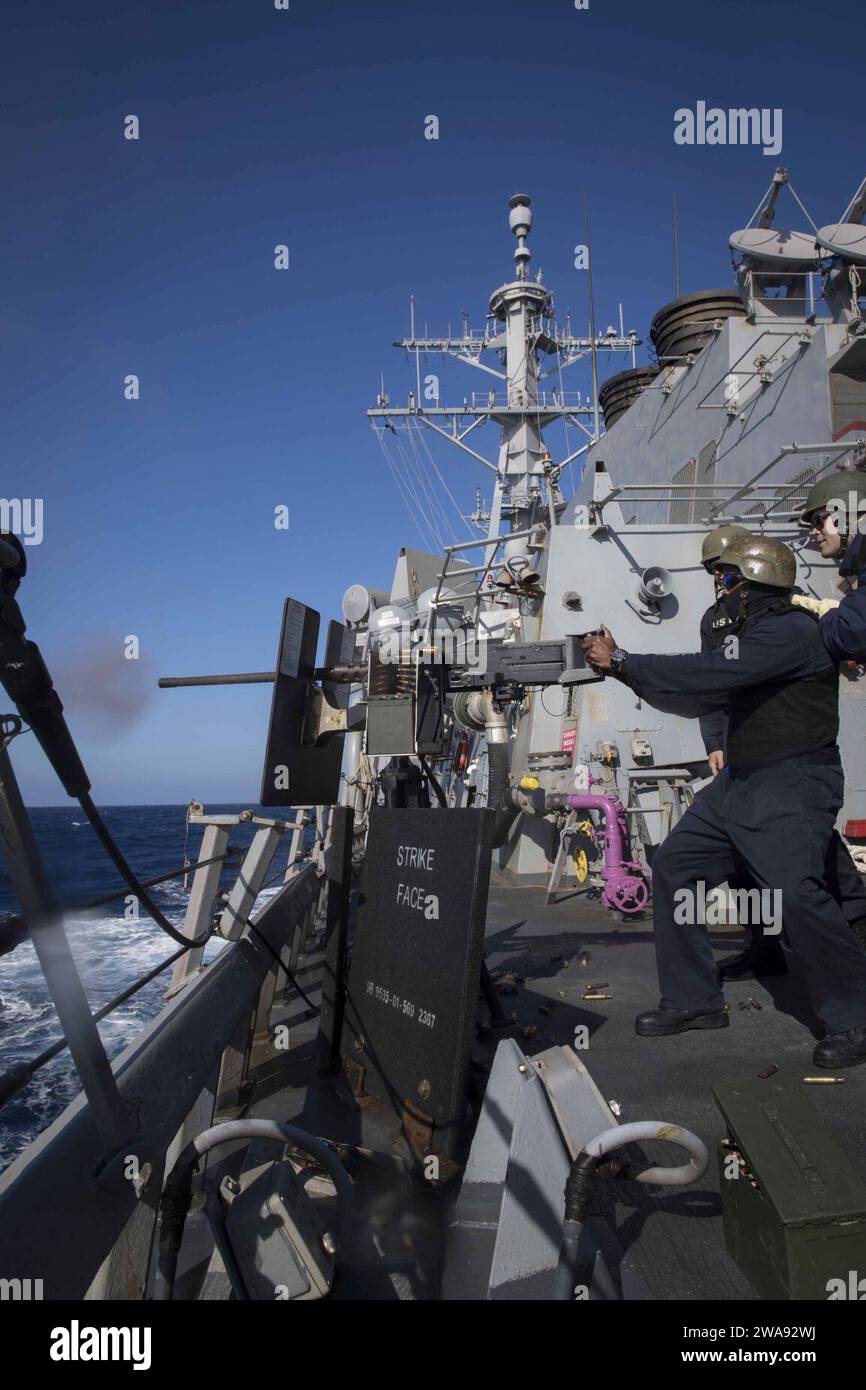 US-Streitkräfte. 180330KP946-152 MITTELMEER (30. März 2018) der kulinarische Spezialist Seaman Maurice Chambers aus Twinburg, Ohio, feuert während einer von der Crew durchgeführten Waffengrannierübung an Bord des Lenkraketenzerstörers USS Donald Cook (DDG 75) vom 30. März 2018 ein Maschinengewehr des Kalibers 50 ab. Donald Cook, der nach Rota in Spanien entsandt wurde, ist auf seiner siebten Patrouille im Gebiet der 6. US-Flotte, um regionale Verbündete und Partner sowie nationale Sicherheitsinteressen der USA in Europa und Afrika zu unterstützen. (Foto der U.S. Navy von Mass Communication Specialist 2nd Class Alyssa Weeks Stockfoto