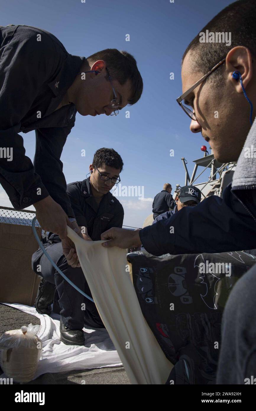 US-Streitkräfte. 180330KP946-220 MITTELMEER (30. März 2018) Feuerwehrmann Aegis 2nd Class Nathan, Wickencamp, links, von Portales, New Mexico, zum Aufblasen eines Wetterballons für eine Wartungsprüfung der Radarkalibrierung an Bord des Raketenzerstörers USS Donald Cook (DDG 75) der Arleigh-Burke-Klasse am 30. März 2018. Donald Cook, der nach Rota in Spanien entsandt wurde, ist auf seiner siebten Patrouille im Gebiet der 6. US-Flotte, um regionale Verbündete und Partner sowie nationale Sicherheitsinteressen der USA in Europa und Afrika zu unterstützen. (Foto der US Navy von Mass Communication Specialist 2nd Class A Stockfoto