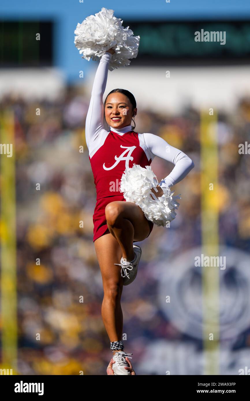 Alabama Crimson Tide Cheerleader beim 110. Rose Bowl gegen die Michigan Wolverines, Montag, 1. Januar 2024, in Pasadena, CA. Michigan Beat Alabama 27-20 (Marcus Wilkins/Image of Sport) Stockfoto