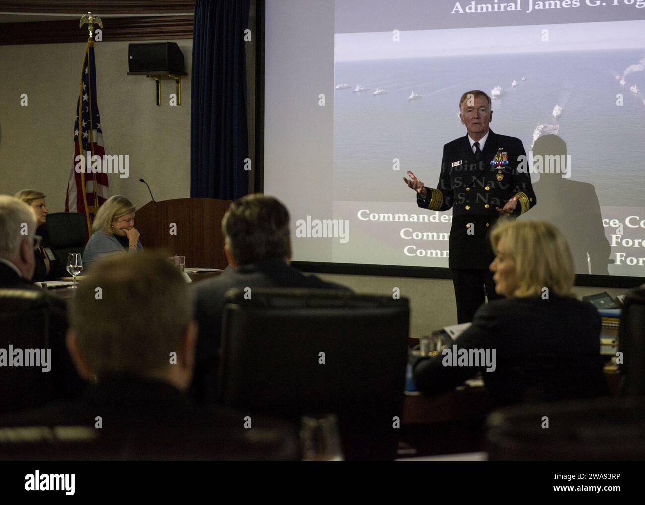 US-Streitkräfte. 180412WO404-028 NEAPEL, Italien (12. April 2018) ADM. James G. Foggo III, Befehlshaber der US Naval Forces Europe-Africa und Kommandeur des Alliierten Joint Force Command Neapel, Italien, hält während der Nordafrika- und Zentralmediterranen Botschafterkonferenz bei der Marineunterstützungsaktivität Neapel, 12. April 2018, Bemerkungen. Die U.S. Naval Forces Europe-Africa mit Hauptsitz in Neapel beaufsichtigt gemeinsame und Marine-Operationen, oft in Zusammenarbeit mit verbündeten und interinstitutionellen Partnern, um dauerhafte Beziehungen zu ermöglichen und Wachsamkeit und Widerstandsfähigkeit in Europa und Afrika zu erhöhen. (US Navy Foto von Mass Stockfoto