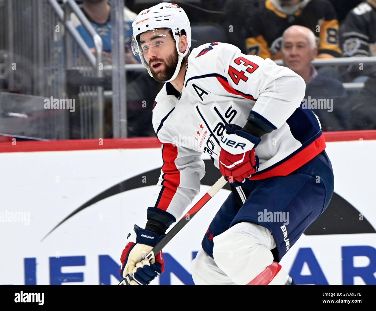 Pittsburgh, Usa. Januar 2024. Der rechte Flügel von Washington Capitals Tom Wilson (43) schießt und erzielt in der ersten Periode gegen die Pittsburgh Penguins in der PPG Paintings Arena in Pittsburgh am Dienstag, den 2. Januar 2024. Foto von Archie Carpenter/UPI. Quelle: UPI/Alamy Live News Stockfoto