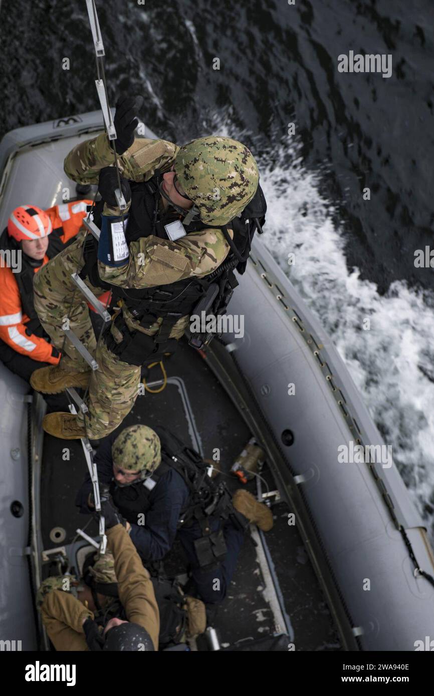 US-Streitkräfte. 180416JI086-175 BALTIC SEA (16. April 2018) Lt. Alexandra Feltes, dem Arleigh-Burke-Klasse-Raketenzerstörer USS Porter (DDG 78) zugeteilt, besteigt das Schiff während des Besuchs, der Suche nach Bord und der Beschlagnahme, 16. April 2018. Porter, der nach Rota in Spanien eingesetzt wurde, ist auf seiner fünften Patrouille im US-Gebiet der 6. Flotte, um die nationalen Sicherheitsinteressen der USA in Europa zu unterstützen. (Foto der U.S. Navy von Mass Communication Specialist 3rd Class Ford Williams/veröffentlicht) Stockfoto