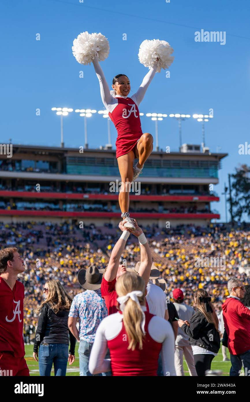 Alabama Crimson Tide Cheerleader beim 110. Rose Bowl gegen die Michigan Wolverines, Montag, 1. Januar 2024, in Pasadena, CA. Michigan Beat Alabama 27-20 (Marcus Wilkins/Image of Sport) Stockfoto