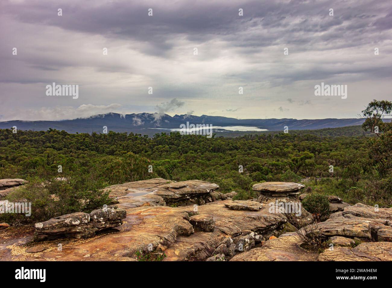 Der Blick auf die Sandsteinklippe, während sich der Sturm am Reeds Lookout im Grampians National Park, Victoria, Australien, nähert. Stockfoto