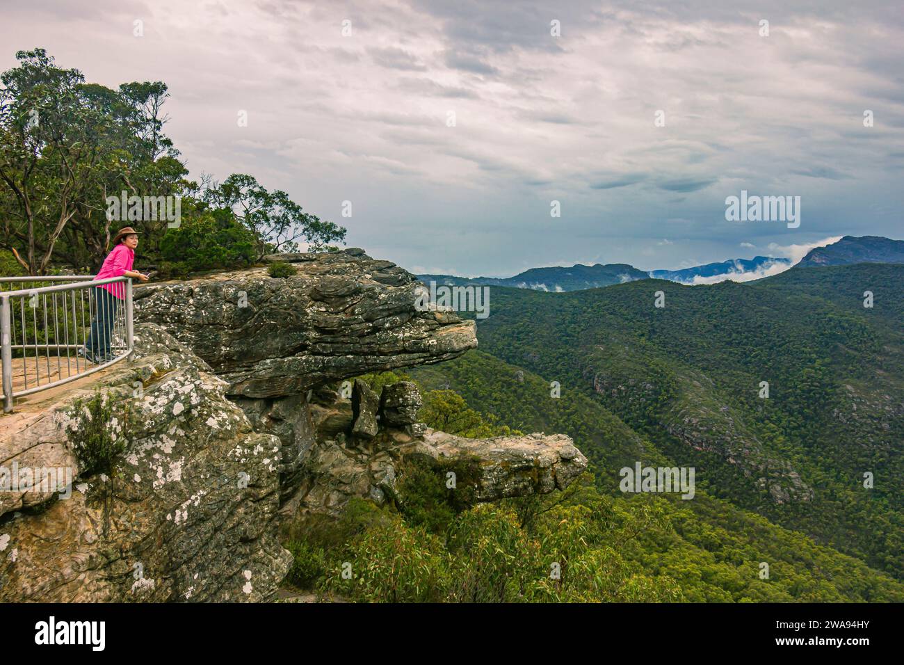 Eine Frau auf den Balkonen hält Ausschau nach dem Grampians-Nationalpark in Victoria, Australien. Stockfoto