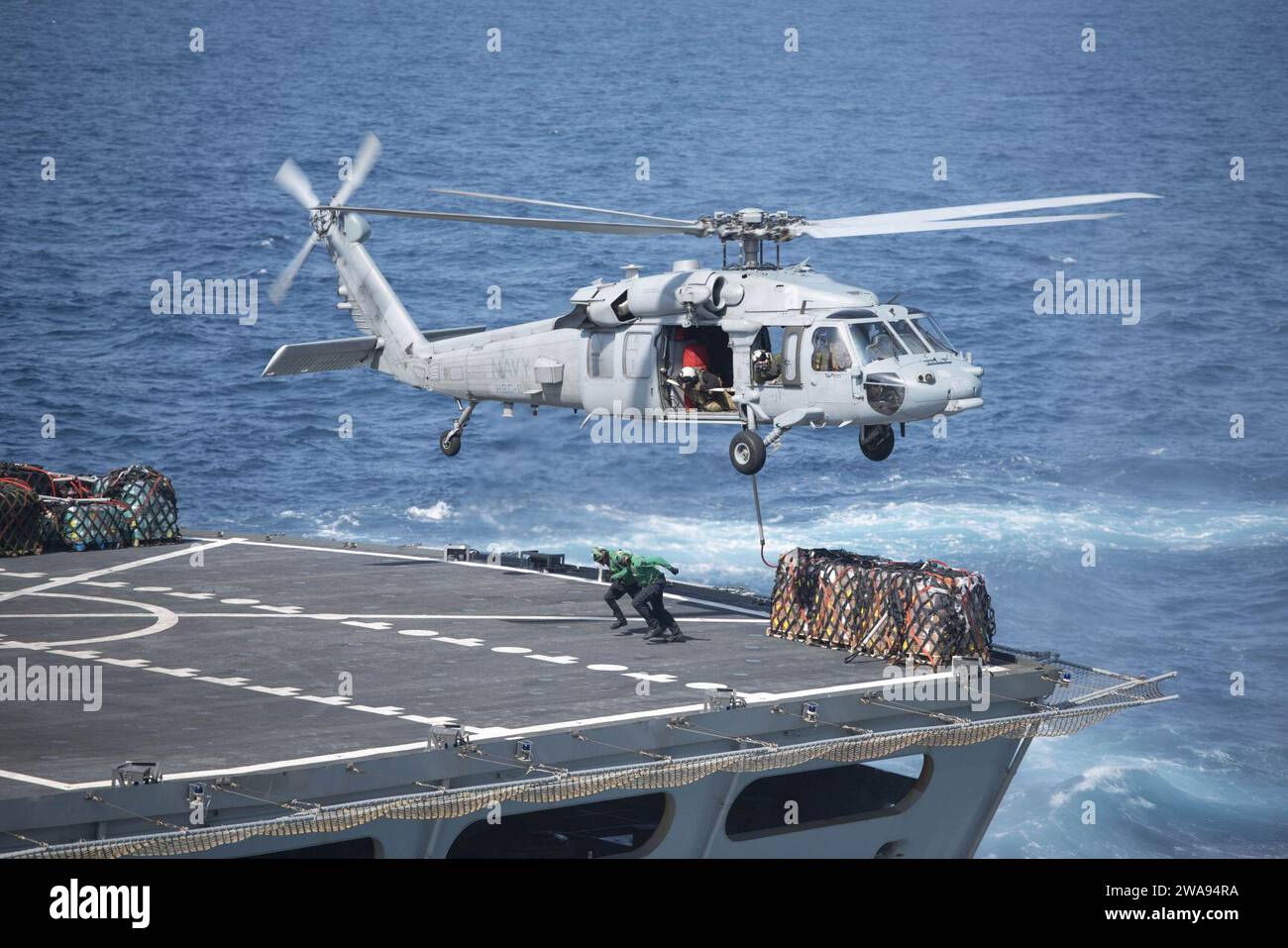 US-Streitkräfte. 180428ZH683-0055 MITTELMEER (28. April 2018) ein MH-60 Seahawk Helicopter, der den Drachen Slayers der Helicopter Sea Combat Squadron (HSC) 1 zugeordnet ist, lädt während einer Auffüllung auf See zwischen Arctic und USS Harry S. Truman (CVN 75) Fracht vom Hauptdeck des Schnellkampfschiffs USNS Arctic (T-AOE-8). Truman wird derzeit im Rahmen einer laufenden Rotation der US-Streitkräfte eingesetzt, die maritime Sicherheitseinsätze in internationalen Gewässern rund um den Globus unterstützen. (Foto der US Navy von Mass Communication Specialist, 3. Klasse, Juan Sotolongo/veröffentlicht) Stockfoto