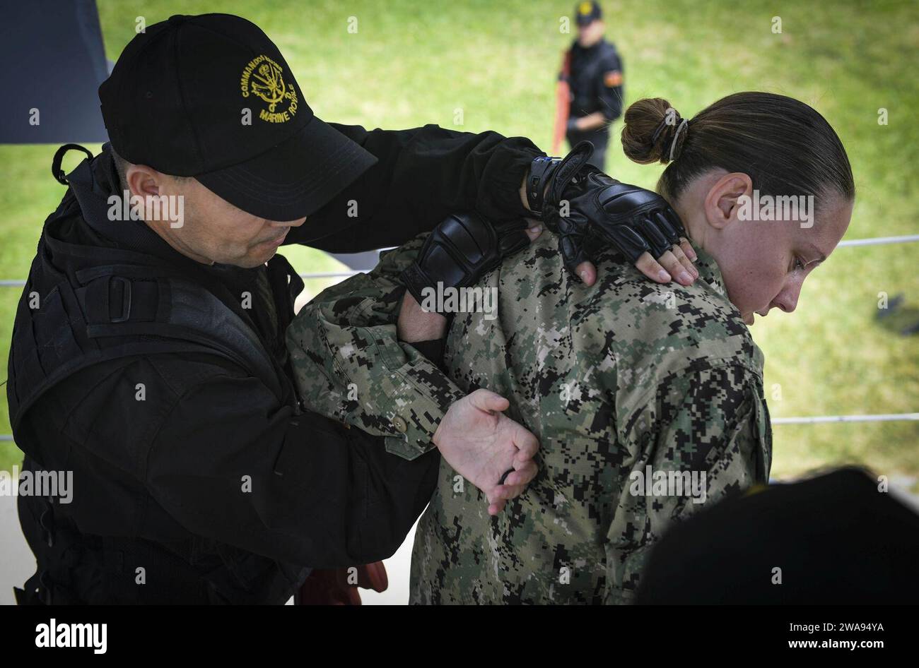 US-Streitkräfte. 180430UY653-334 SOUDA BAY, Griechenland (30. April 2018) Geheimdienstspezialist der 1. Klasse Francine O’Brien, rechts, nimmt an Besuchen, Ausschüssen, Such- und Beschlagnahmungstrainings während der Übung Phoenix Express 2018, April 30, Teil. Phoenix Express wird vom U.S. Africa Command gesponsert und von den U.S. Naval Forces Europe-Africa/U.S. 6th Fleet unterstützt. Es soll die regionale Zusammenarbeit verbessern, das Bewusstsein für den Informationsaustausch im maritimen Bereich verbessern und operative Fähigkeiten zur Verbesserung der Bemühungen um Sicherheit und Sicherheit im Mittelmeer verbessern. (US Navy Foto von Mass Stockfoto