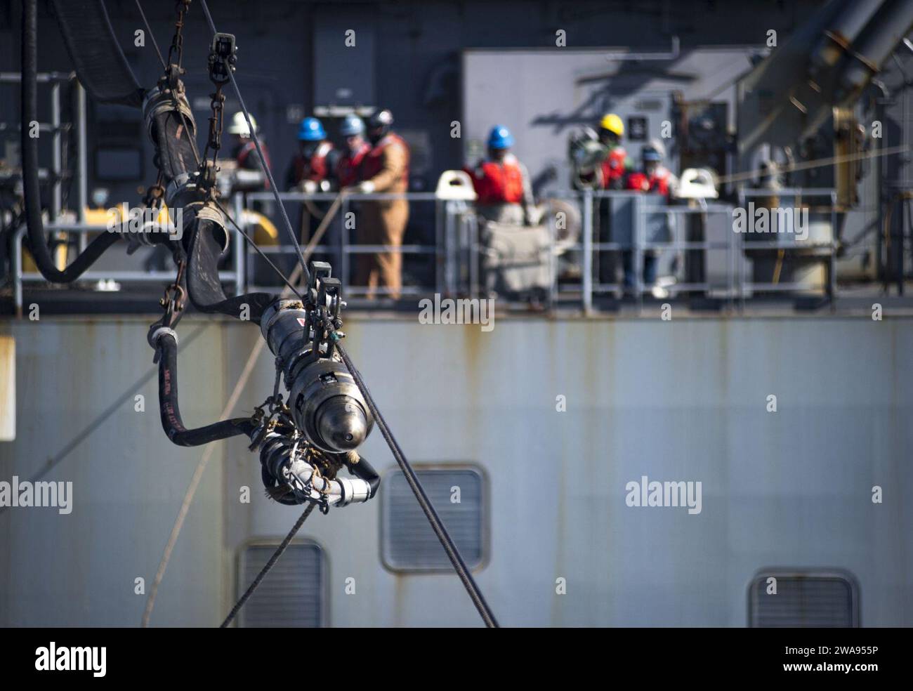 US-Streitkräfte. 180502RG482-383 SEA OF HEBRIDES (2. Mai 2018) Besatzungsmitglieder an Bord des Trockenfrachtschiffs USNS William McLean (T-AKE 12) verlängern eine Treibstoffsonde zum Arleigh-Burke-Klasse-Raketenzerstörer USS Ross (DDG 71) während einer Wiederauffüllung auf See zur Unterstützung der Übung Joint Warrior 18-1 im Hebridenmeer am 2. Mai 2018. Joint Warrior ist eine von Großbritannien geführte, multinationale Übung, die Interoperabilität und Zusammenarbeit in allen anwendbaren Kriegsgebieten ausübt. (Foto der US Navy von Mass Communication Specialist 1st Class Kyle Steckler/veröffentlicht) Stockfoto