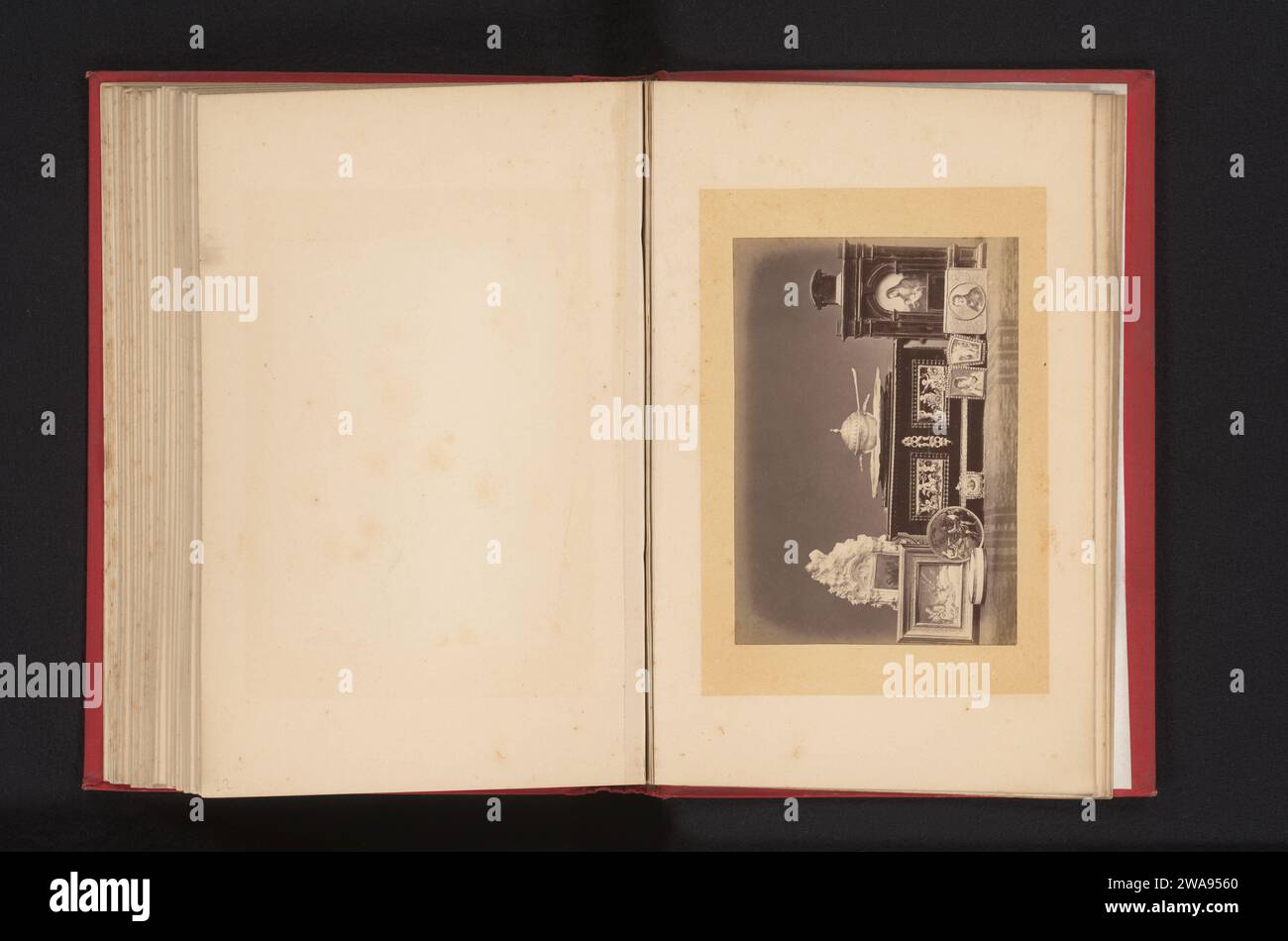 Verschiedene Objekte, darunter eine Box und Listen mit Miniaturen, anonym, ca. 1872 - in oder vor 1878 Fotografie fotografische Unterstützung Albumendruck Malerei, Zeichnung und die grafischen Künste. Rahmen der Malerei usw. Stockfoto
