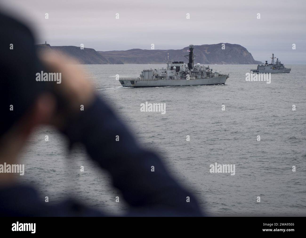 US-Streitkräfte. 180504RG482-008 NORTH CHANNEL (4. Mai 2018) Lt. Carleigh Gregory misst die Entfernung zwischen den Schiffen während einer Kranzniederlegung an Bord des Arleigh-Burke-Klasse-Raketenzerstörers USS Ross (DDG 71) als Fregatte der Royal Navy Duke-Class HMS Montrose (F 236), links. und die französische Eirdan-Klasse-Minensuchmaschine FS Andromede (M 643) dampft am 4. Mai 2018 im Nordkanal. Auch die Fregatte der deutschen Bremer Klasse FGS Lübeck (F 214) nahm an der Zeremonie Teil, die zu Ehren des US-Truppenschiffs SS Tuscania stattfand, das im Ersten Weltkrieg von einem deutschen U-Boot i versenkt wurde Stockfoto