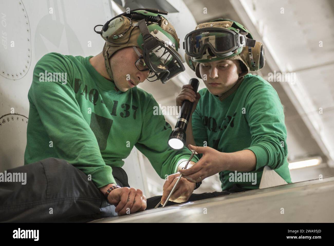 US-Streitkräfte. 180506DZ642-0073 MITTELMEER (6. Mai 2018) Luftfahrt Strukturmechaniker 3. Klasse Daniel Ortiz, links, der Flugzeugmechaniker Airman Sydney Cates, der den „Rooks“ der Electronic Attack Squadron (VAQ) 137 zugeordnet ist, führt Wartungsarbeiten an einem EA-18G Growler in der Hangarbucht an Bord des Flugzeugträgers USS Harry S. Truman (CVN 75) durch. Als Flaggenschiff der Carrier Strike Group 8 zeigt Trumans Unterstützung der Operation Inhärent Resolve die Fähigkeit und Flexibilität der US-Marinestreitkräfte und ihre Entschlossenheit, die Terrorgruppe ISIS und die Bedrohung zu eliminieren Stockfoto