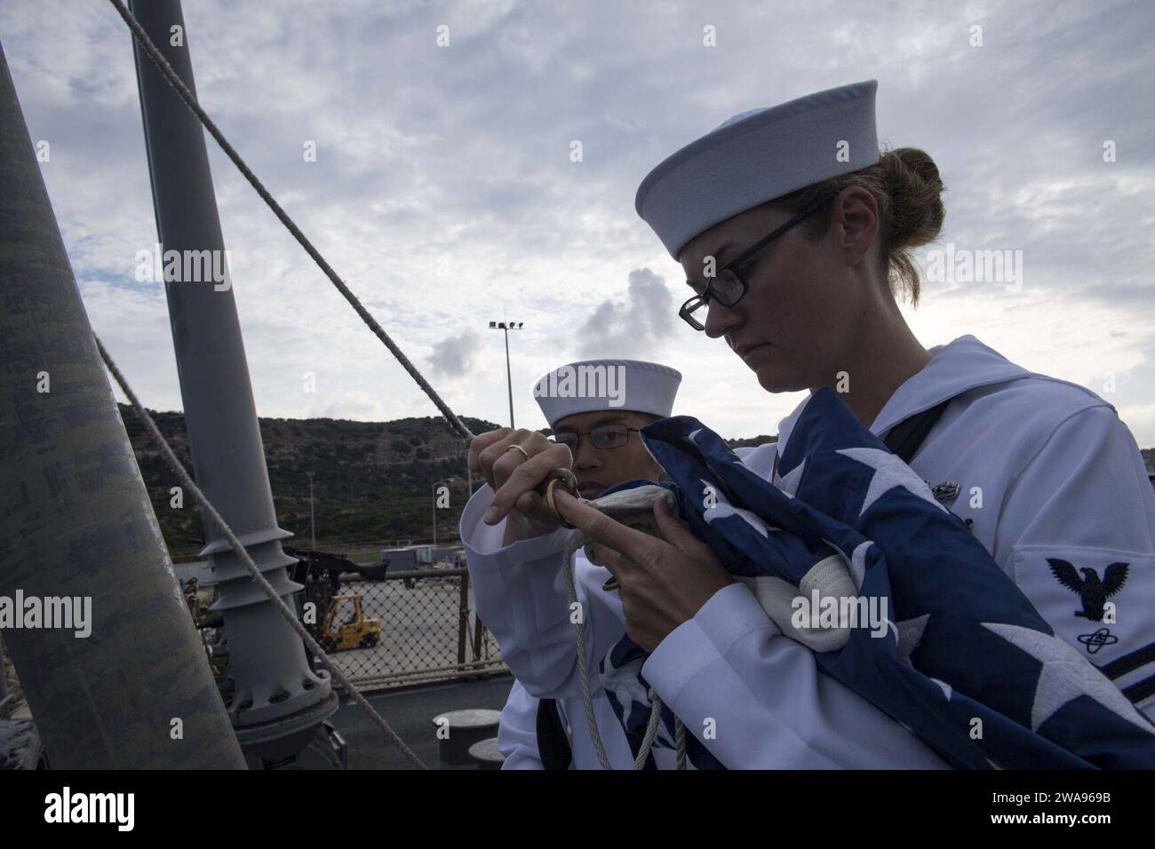 US-Streitkräfte. 180512KP946-0023 MARINEUNTERSTÜTZUNGSAKTIVITÄT SOUDA BAY, Griechenland (12. Mai 2018) Gunner's Mate Seaman Erica Nohelani Ponce, links, von Ewa Beach, Hawaii, und die Elektronik-Technikerin Nicole Demarest aus Memphis, Tennessee, hisst die amerikanische Flagge während der Morgenfarben an Bord des Arleigh-Burke-Klasse-Raketenzerstörers USS Donald Cook (DDG 75), 12. Mai 2018. Donald Cook, der nach Rota in Spanien entsandt wurde, ist auf seiner siebten Patrouille im Gebiet der 6. US-Flotte, um regionale Verbündete und Partner sowie nationale Sicherheitsinteressen der USA in Europa und Afri zu unterstützen Stockfoto