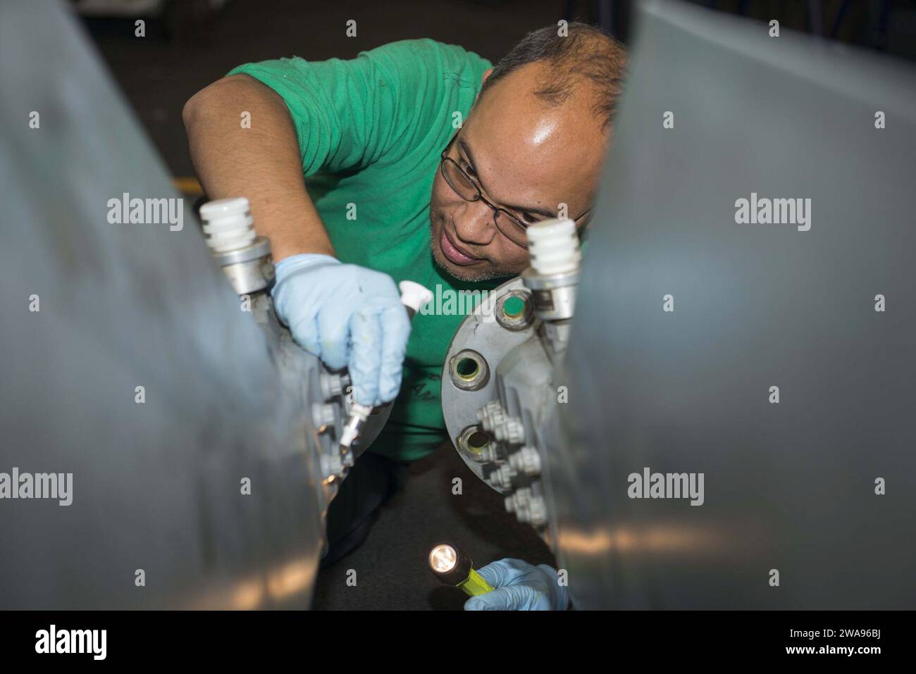 US-Streitkräfte. 180513MK318-397 MEDITERRANEAN SEA (13. Mai 2018) Aviation Structural Mechanic 1st Class Obin Robinson, der der ТProud WarriorsУ des Helicopter Maritime Strike Squadron (HSM) 72 zugeordnet ist, führt Wartungsarbeiten an den Rotorblättern eines MH-60R Seahawk Hubschraubers in der Hangar Bay an Bord der USS Harry S. Truman (CVN 75) durch. Truman wird derzeit im Rahmen einer laufenden Rotation der US-Streitkräfte eingesetzt, die maritime Sicherheitseinsätze in internationalen Gewässern rund um den Globus unterstützen. (Foto der U.S. Navy von Mass Communication Specialist 3rd Class Victoria Granado/veröffentlicht) Stockfoto