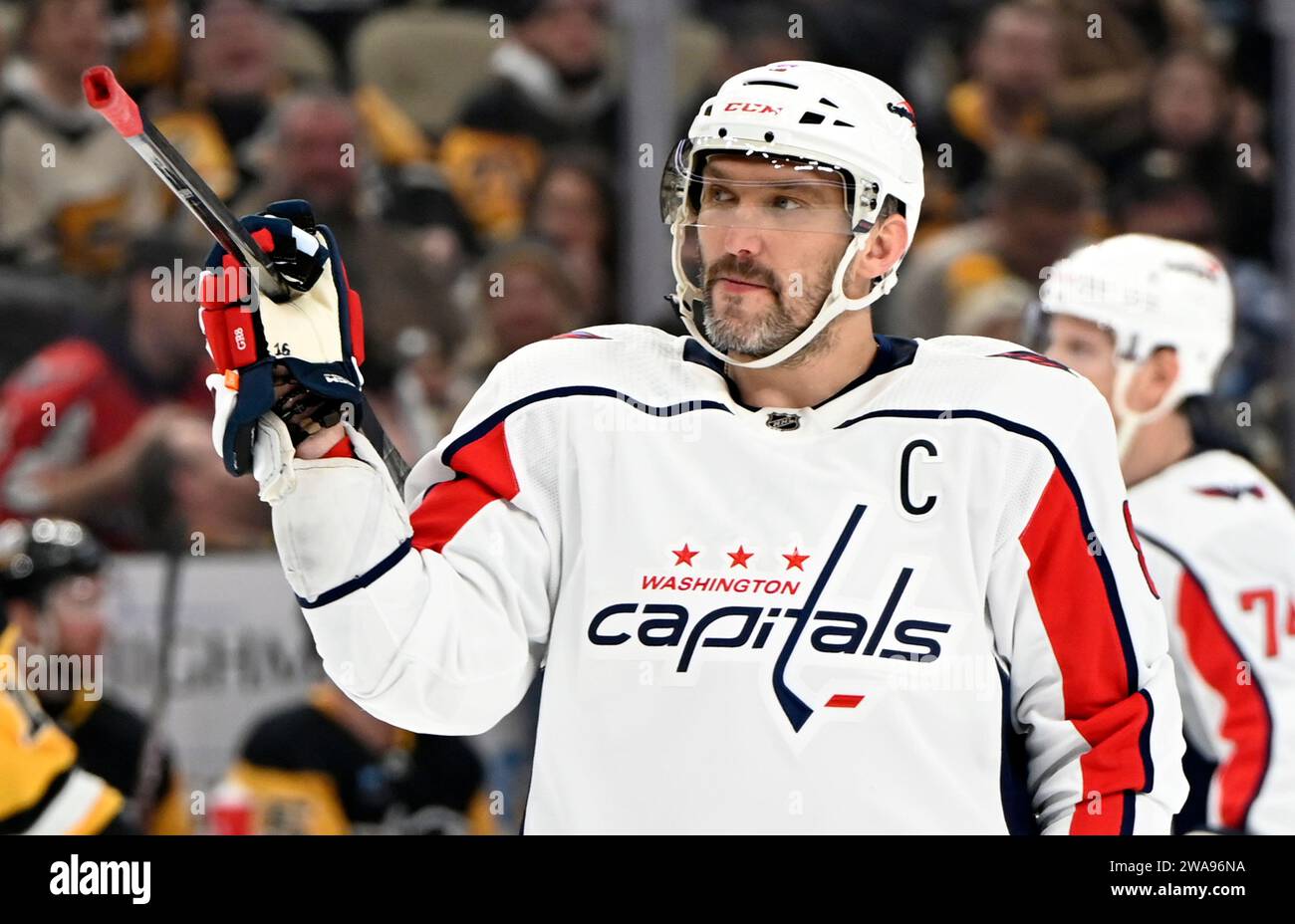 Pittsburgh, Usa. Januar 2024. Washington Capitals verließ Alex Ovechkin (8) Skates in Position während der ersten Periode gegen die Pittsburgh Penguins in der PPG Paints Arena in Pittsburgh am Dienstag, den 2. Januar 2024. Foto von Archie Carpenter/UPI. Quelle: UPI/Alamy Live News Stockfoto