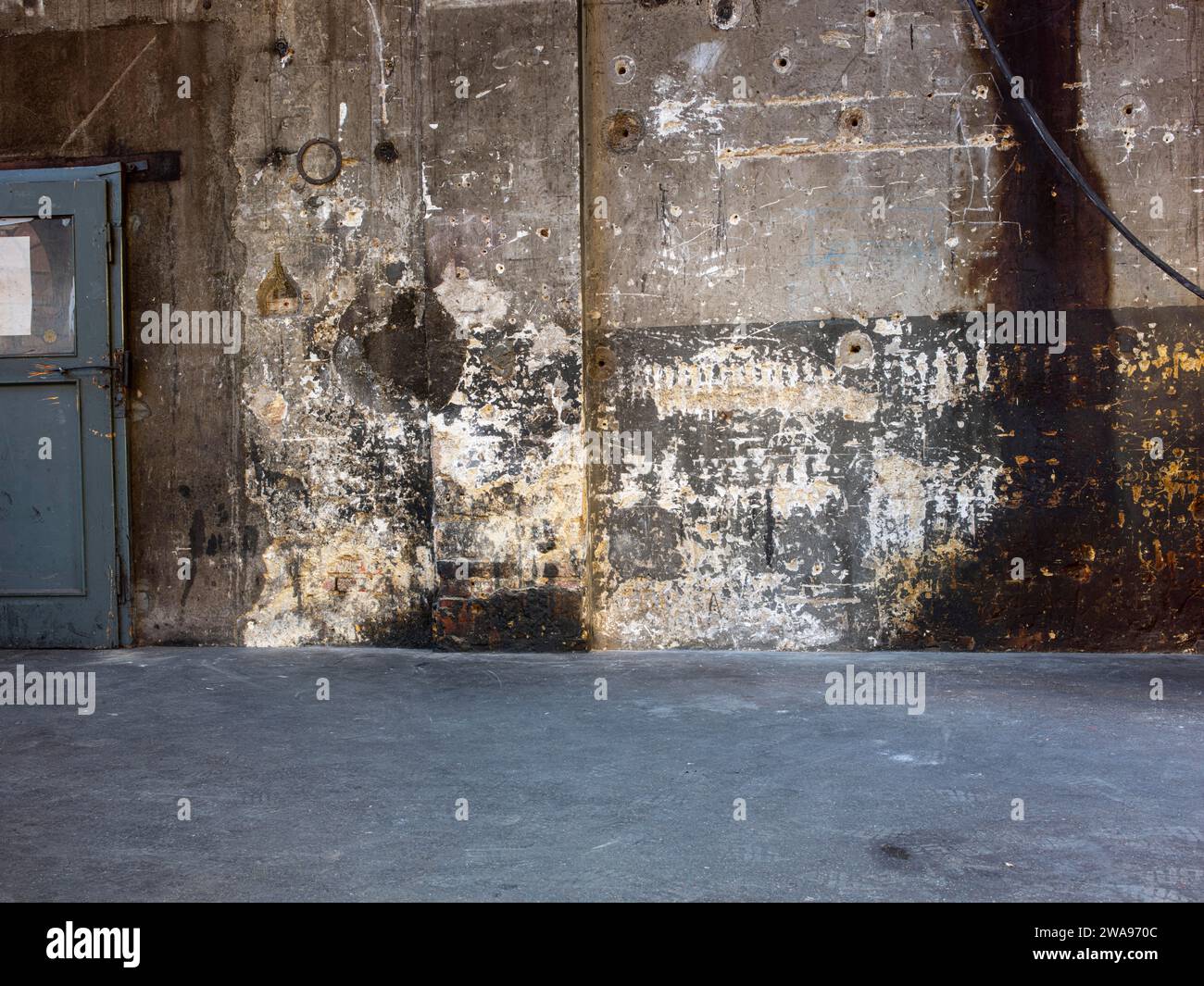 Hintergrund, digitaler Hintergrund, altes, leeres Gebäude des Schmieds im Originalzustand Stockfoto