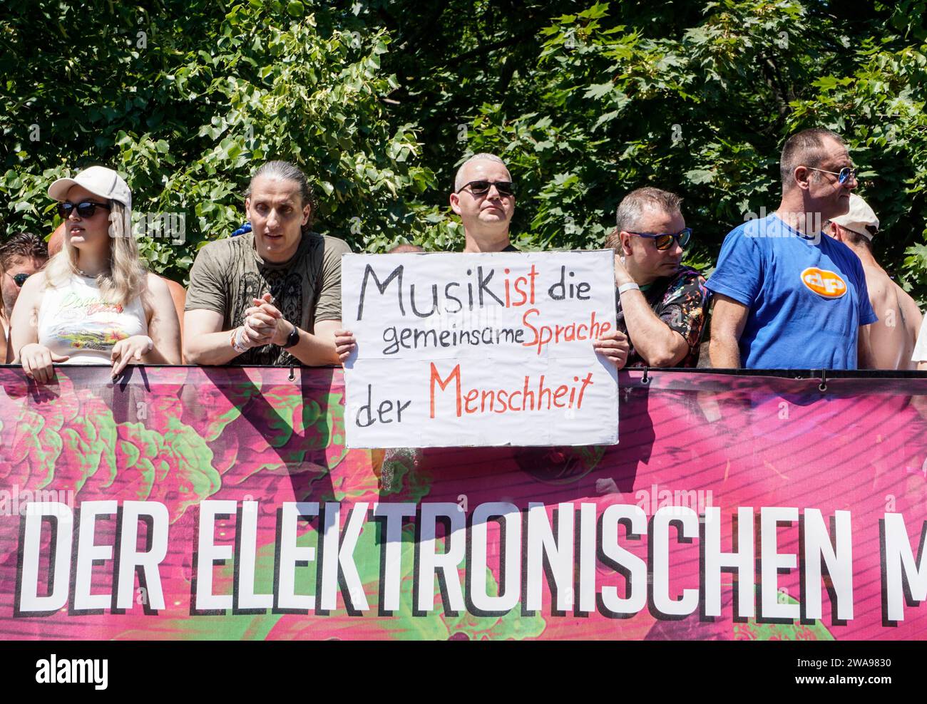 Techno-Fans feiern Rave the Planet 08.07.2023 in Berlin Stockfoto