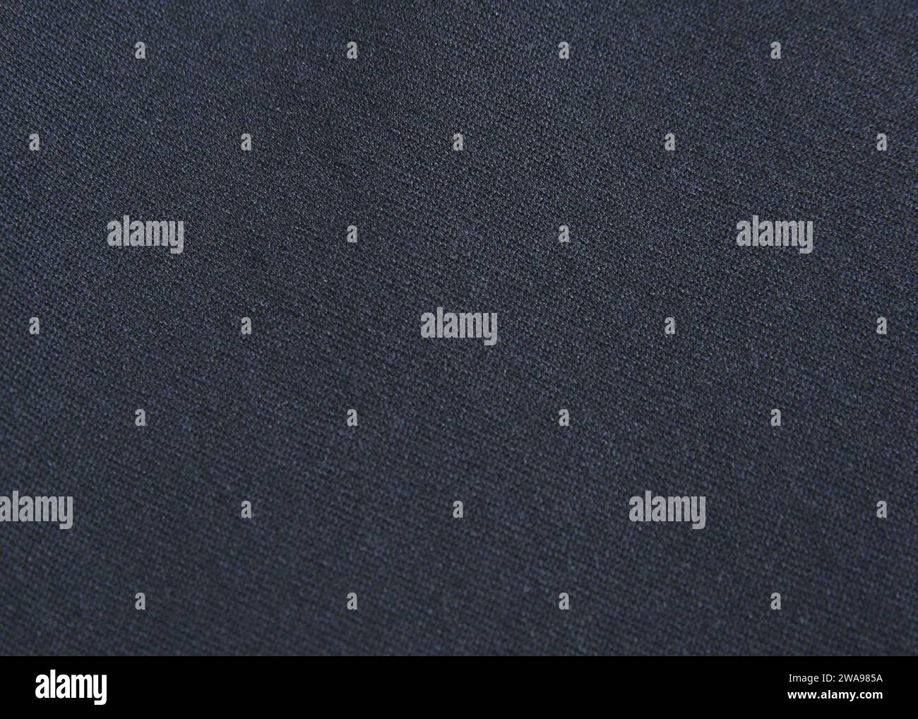 US-Streitkräfte. 180524IK388-0054 NORFOLK (24. Mai 2018) Ein Stoffmuster der dunkelblauen zweiteiligen, schwer entflammbaren Organisationsbekleidungsvariante für E6-Segler. Das US-Flottenkommando begann am 14. Mai 2018 mit dem Verschleißtest der Prototypen, basierend auf einem starken Nachfragesignal der Flotte. Der Testzeitraum läuft bis September 2018, um festzustellen, ob die zweiteilige Variante die Anforderungen an die Kleidung der Betriebseinheiten erfüllt. (Foto der US Navy von Mass Communication Specialist 2nd Class Stacy M. Atkins Ricks/veröffentlicht) Stockfoto