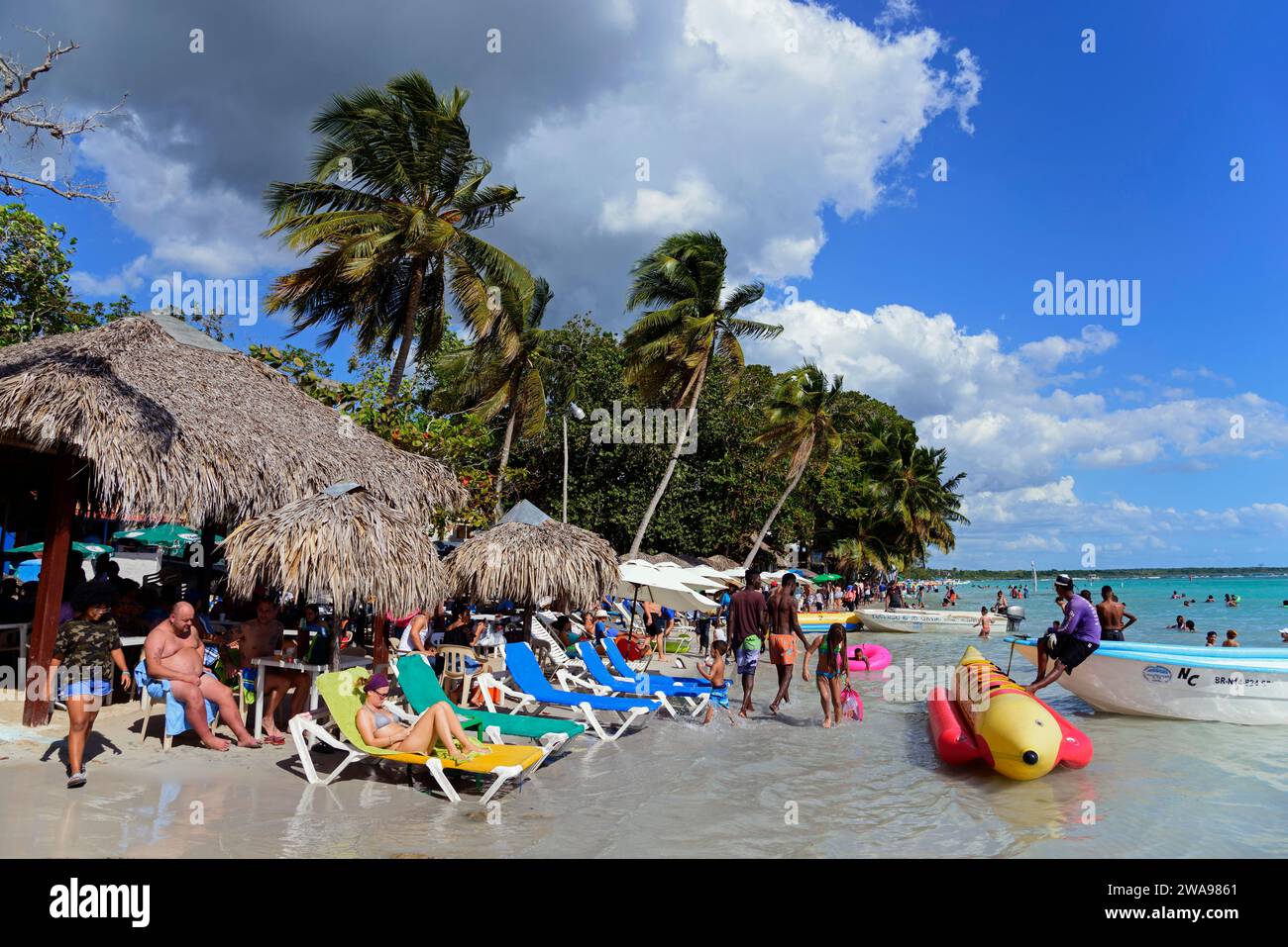 Urlauber verbringen Zeit am Strand mit aufblasbarem Spielzeug im Wasser, Boca Chica, Provinz Santo Domingo, Dominikanische Republik, Hispaniola, Karibik Stockfoto