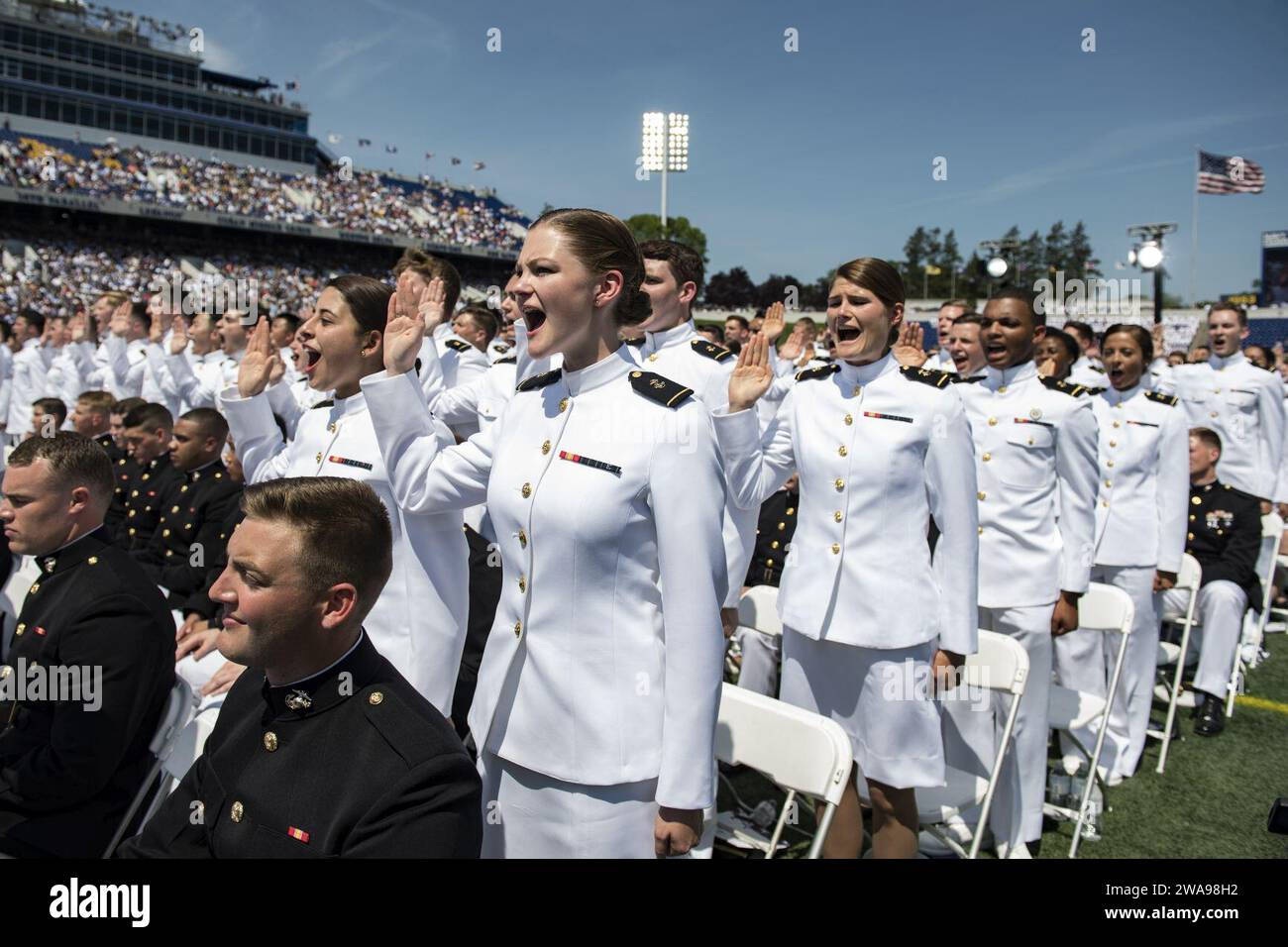 US-Streitkräfte. ANNAPOLIS, Md (25. Mai 2018) Midshipmen der U.S. Naval Academy leisten während der Abschlussfeier und der Inbetriebnahme im Navy-Marine Corps Memorial Stadium in Annapolis (Maryland) den Eid, Navy Officer zu werden. In diesem Jahr absolvierte die Klasse 1.046 Männer und Frauen, darunter 789 Marinefahrer, 246 Leutnants des Marine Corps und 11 ausländische Offiziere. (Foto der U.S. Navy von Mass Communication Specialist 3rd Class Kaitlin Rowell/veröffentlicht) Stockfoto