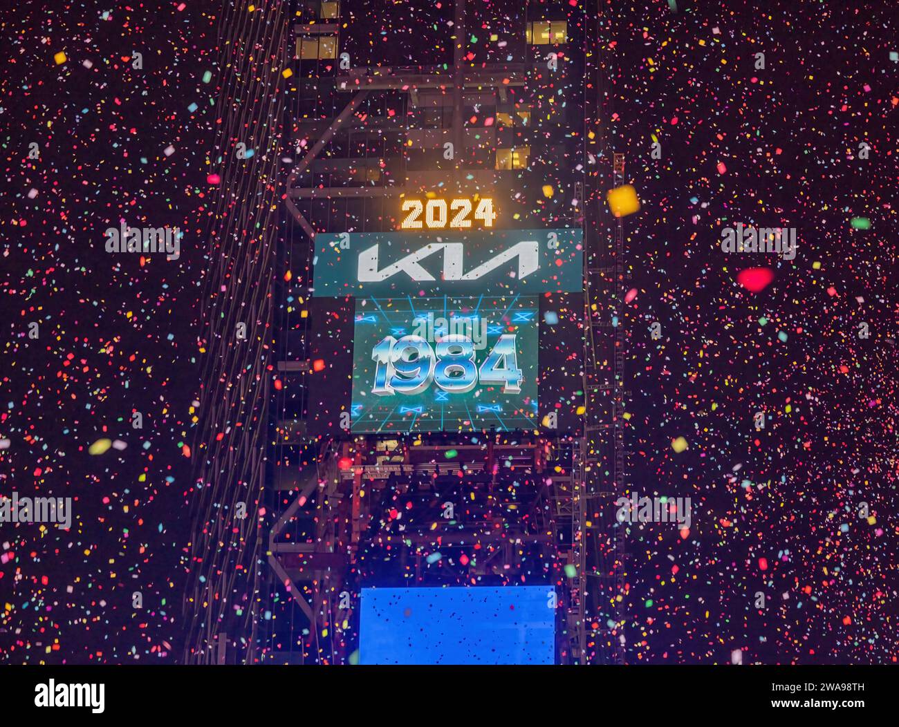 NEW YORK, New YORK – 1. Januar 2024: Konfetti fällt in den Eröffnungsmomenten des Jahres 2024 über den Times Square. Stockfoto