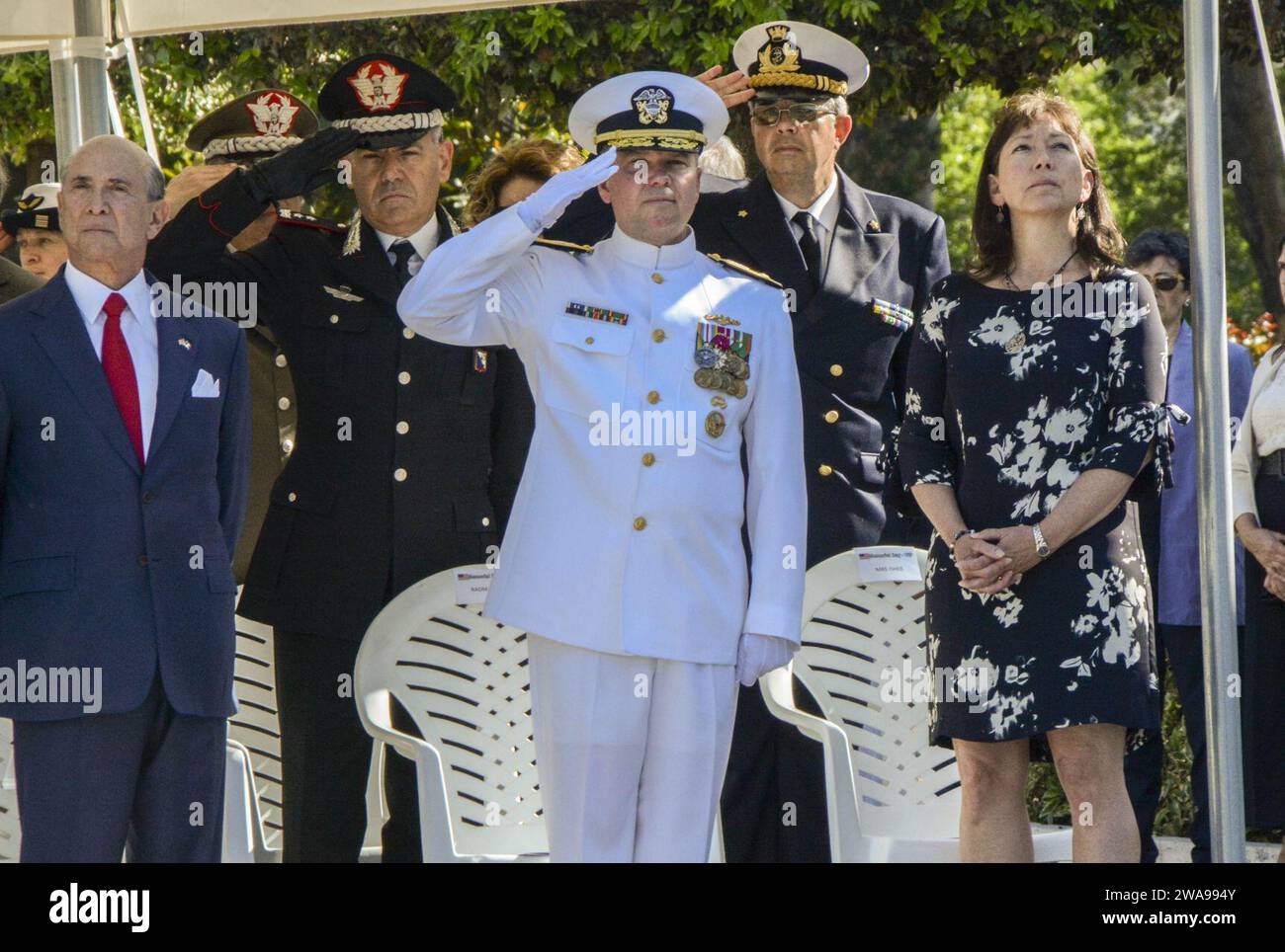 US-Streitkräfte. 180526XK455-109 NETTUNO, Italien (26. Mai 2018) Thomas E. Ishee, Leiter der Operation, U.S. Naval Forces Europe-Africa, grüßt während der italienischen Nationalhymne anlässlich eines Gedenktages und der hundertjährigen Gedenkfeier des Ersten Weltkriegs auf dem Sizilien-Rom Amerikanischen Friedhof und Gedenkstätte in Nettuno, Italien, 26. Mai 2018. Admirale der US Naval Forces Europe-Africa und der US 6th Fleet reisten durch ganz Europa und besuchten amerikanische Friedhöfe und Denkmäler, um das Leben und Vermächtnis gefallener US-Soldaten und verbündeter Soldaten zu ehren, die das ultimative Opfer in Th zahlten Stockfoto