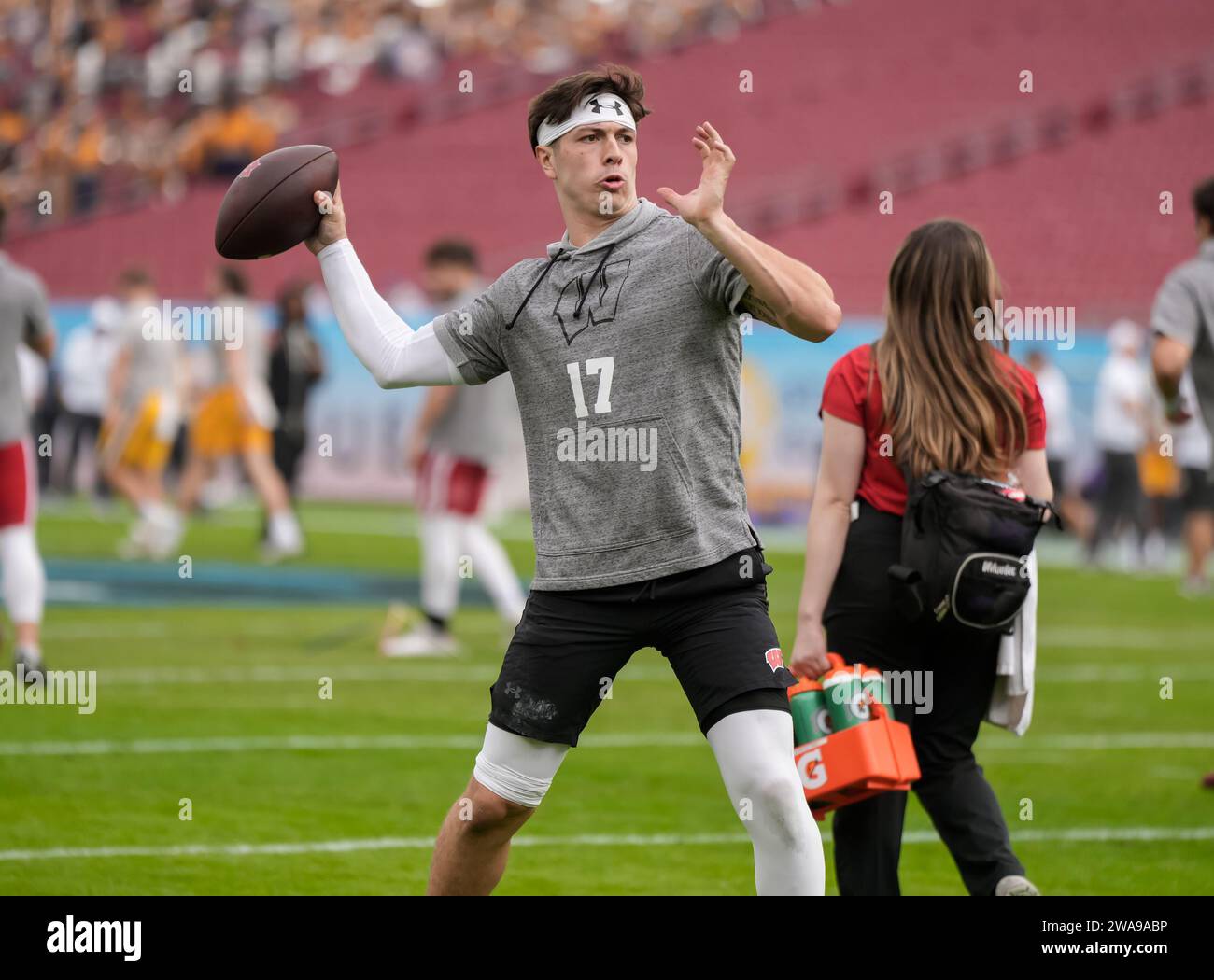 Wisconsin Badgers Quarterback Cole LaCrue (17) hält sich während der Aufwärmphase vor dem Spiel warm ReliaQuest Bowl zwischen Wisconsin und LSU am Montag, 1. Januar 2024 im Raymond James Stadium, Tampa, Florida (David Venezia / Image of Sport) Stockfoto